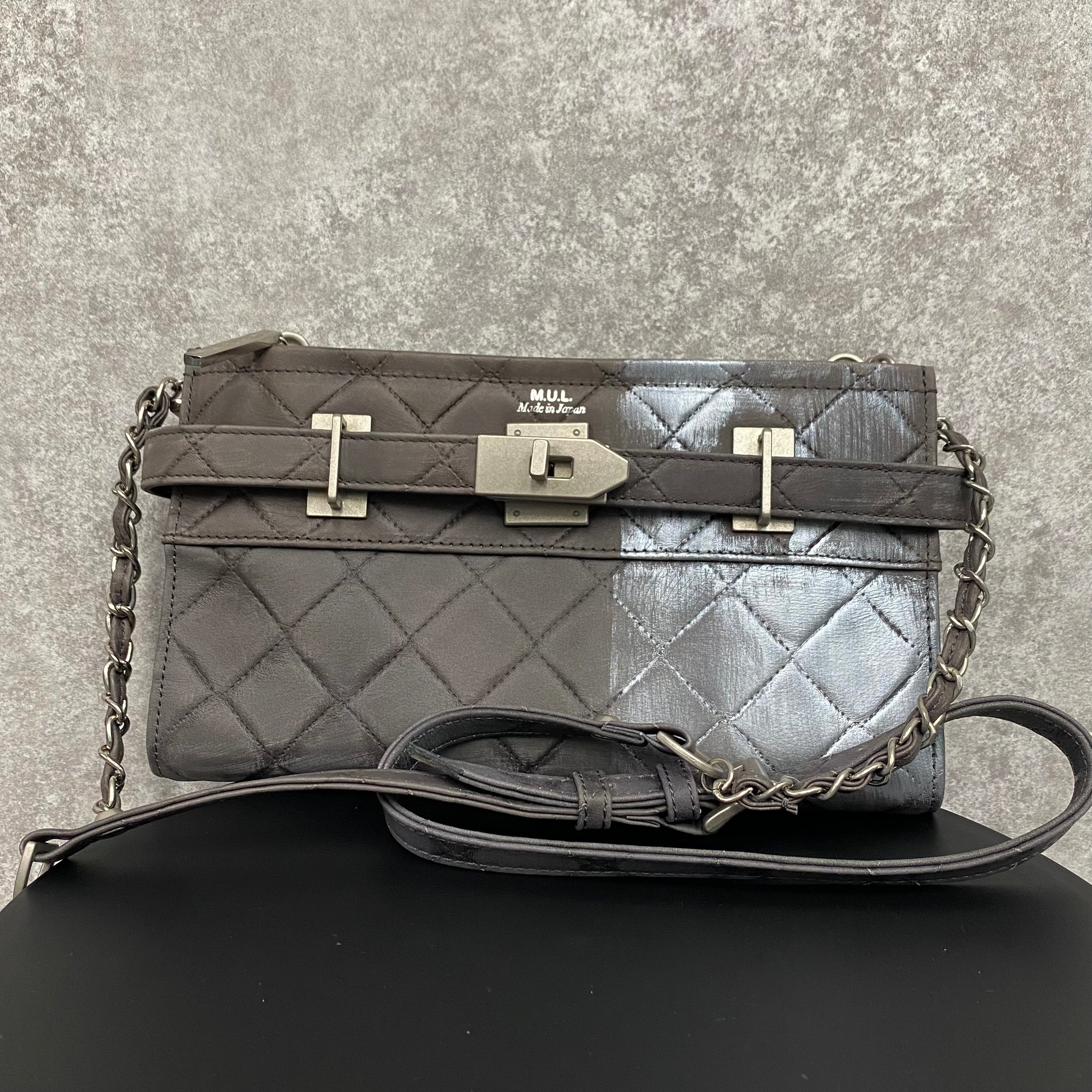 【MUL105-SL-3】レイヤードウォレットショルダー キルティング型押し(グレー) シルバーライン(右) ※10/29〜11/2より順次配送