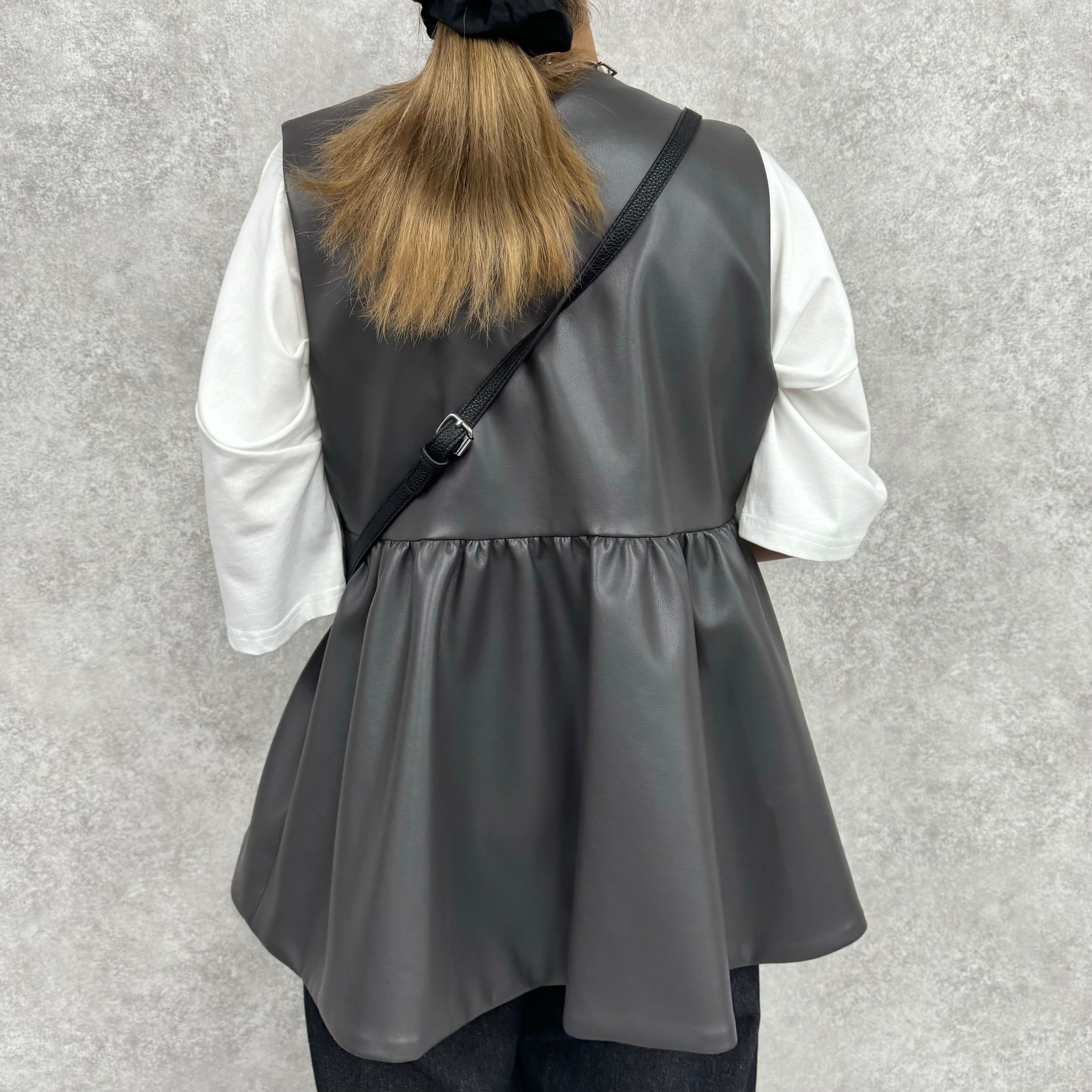 ペプラムフェイクレザーベスト チャコール ※8/20〜8/26より順次配送