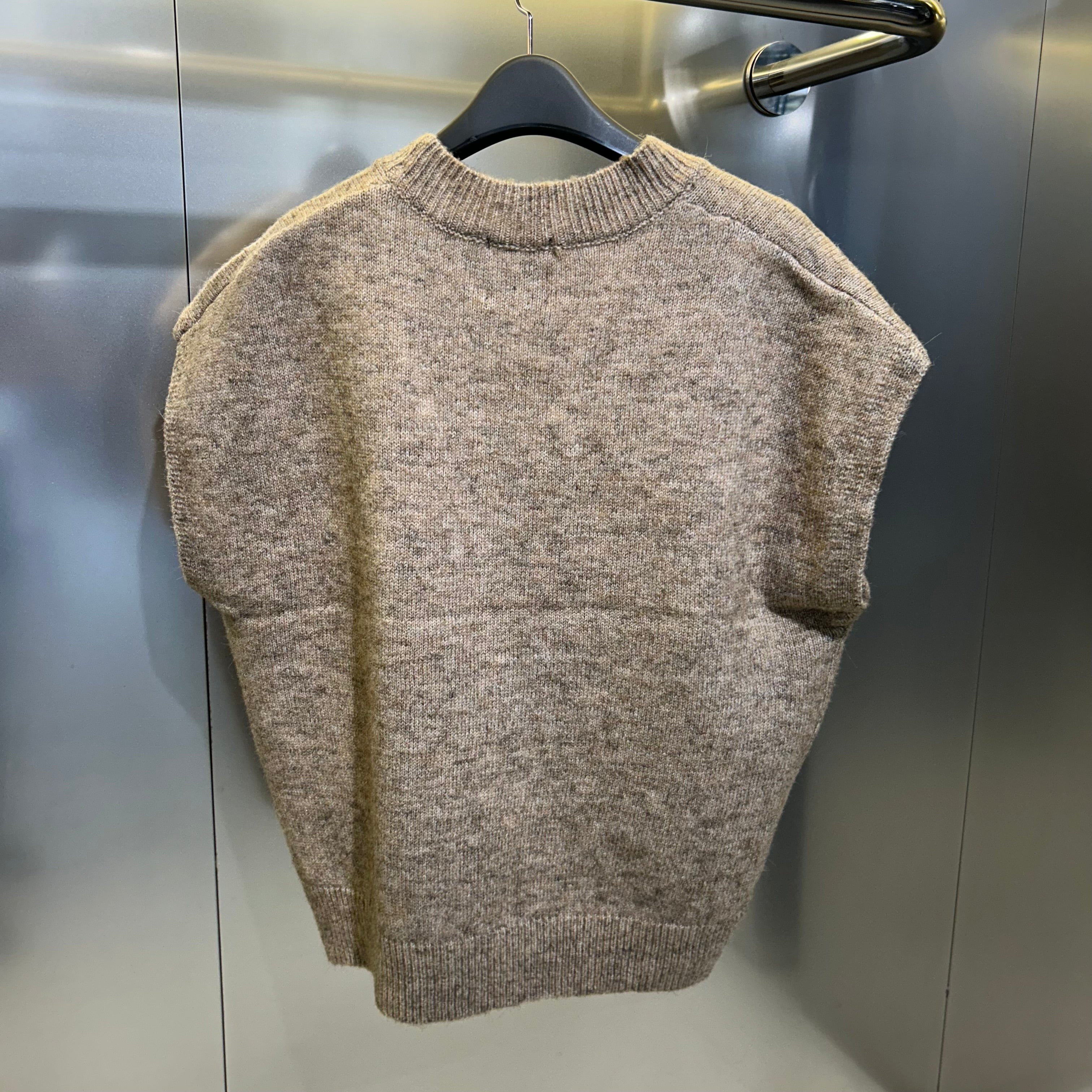 【Rowee】 ロゴニットベスト ベージュ ※10月下旬〜11月上旬頃より順次発送予定