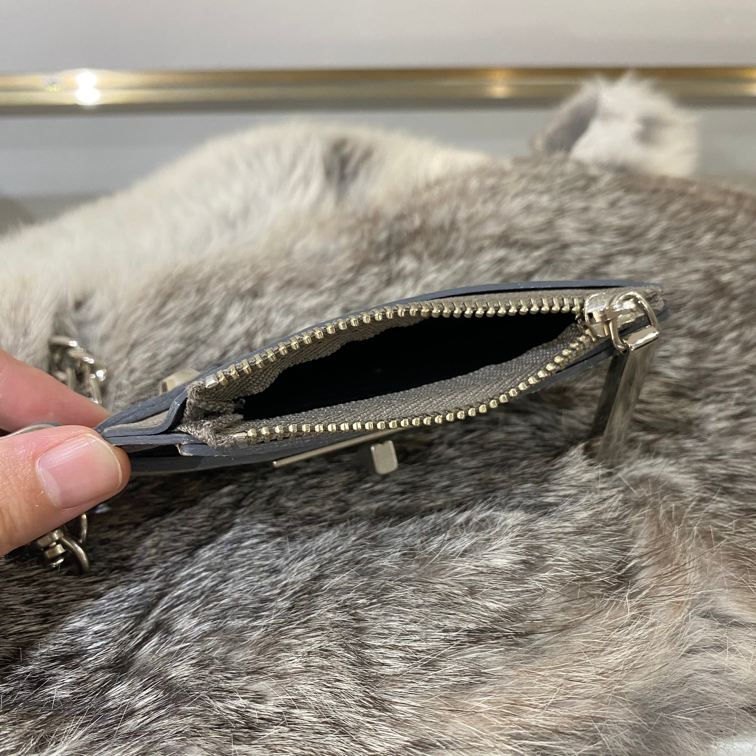 ⚠️予約【MUL028-502339】チェーンパスケース -エンボスグレージュ- ※R7. 6月末納品予定