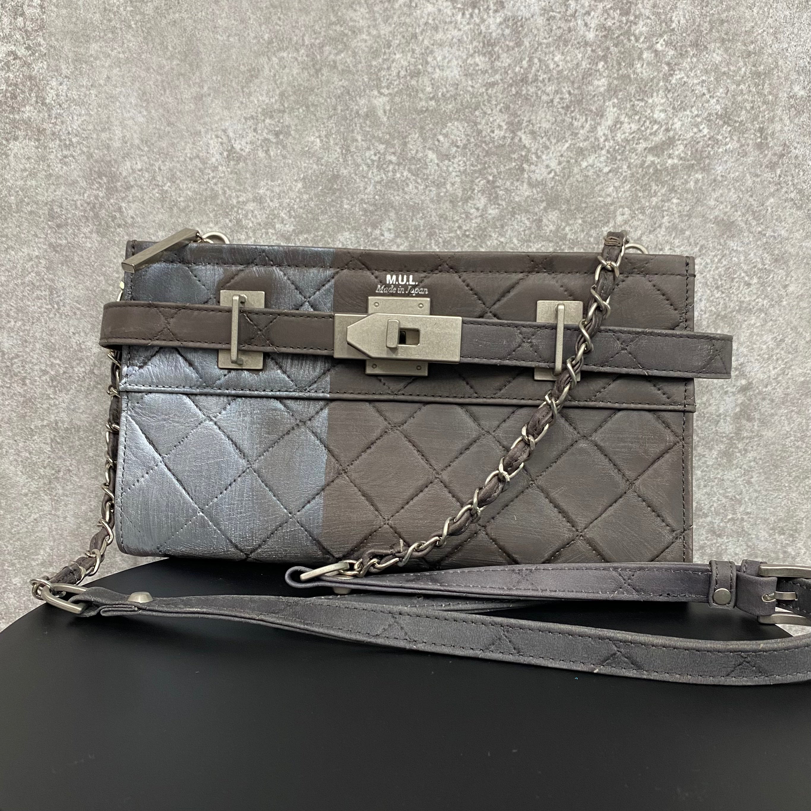 【MUL105-SL-4】レイヤードウォレットショルダー キルティング型押し(グレー) シルバーライン(左) ※10/29〜11/2より順次配送