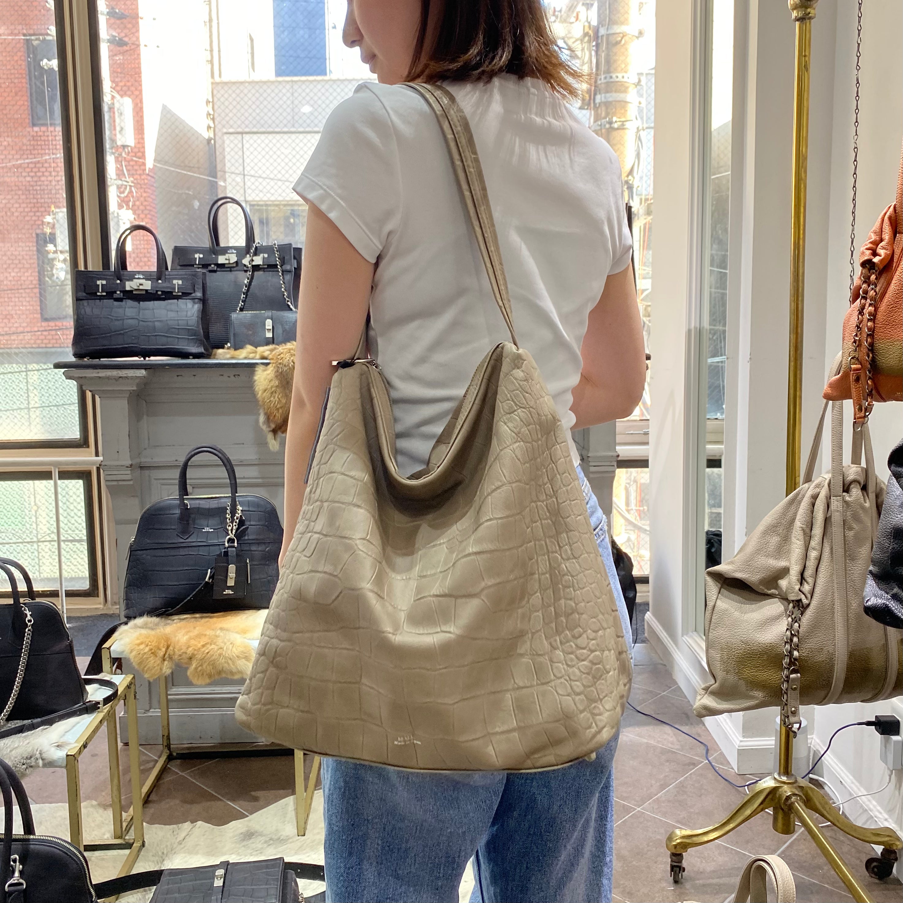 ⚠️予約【M.U.L.】ドロップ 2way クロコダイル型押し -グレージュ- ※R7. 6月末納品予定