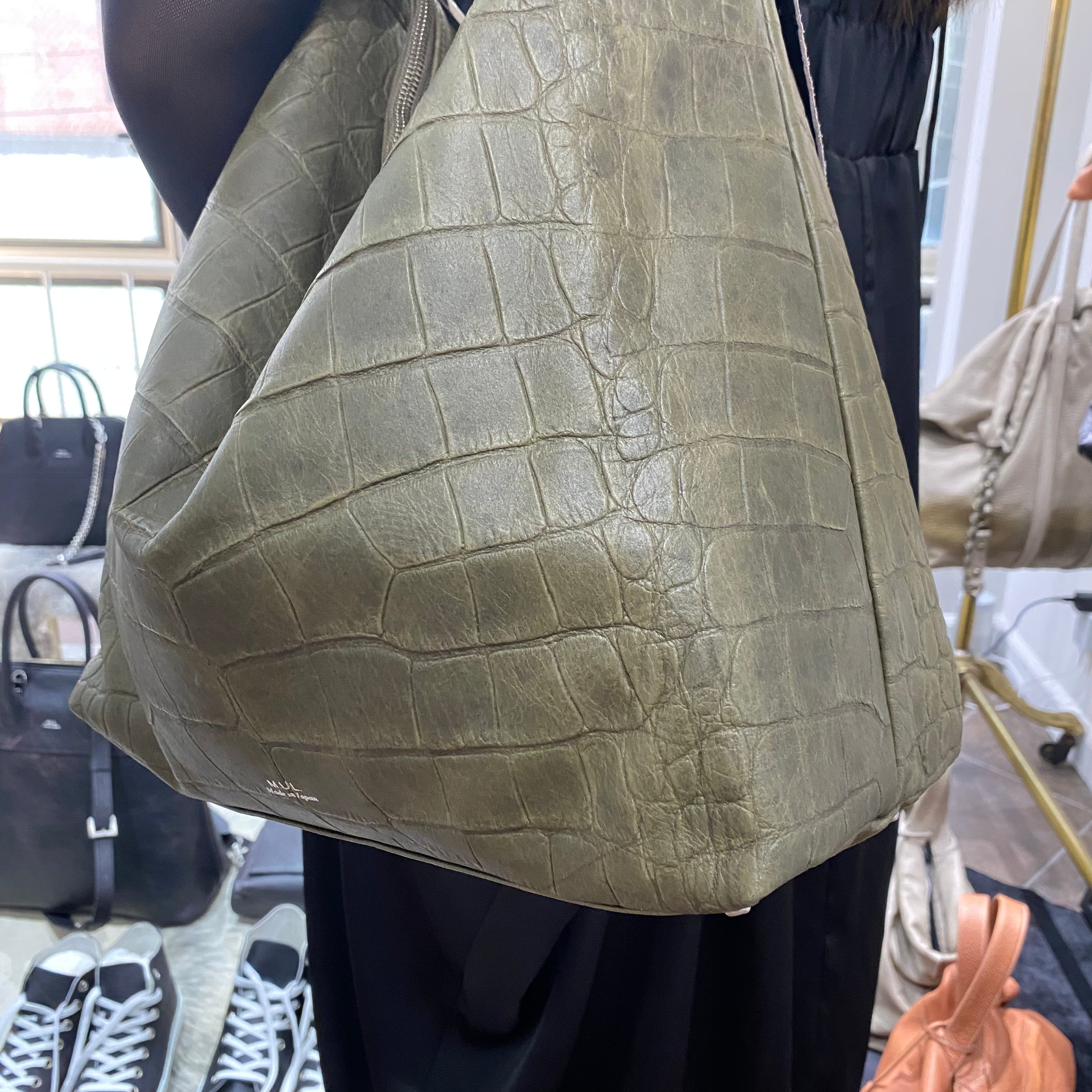 ⚠️予約【M.U.L.】ドロップ 2way クロコダイル型押し -カーキ- ※R7. 6月末納品予定