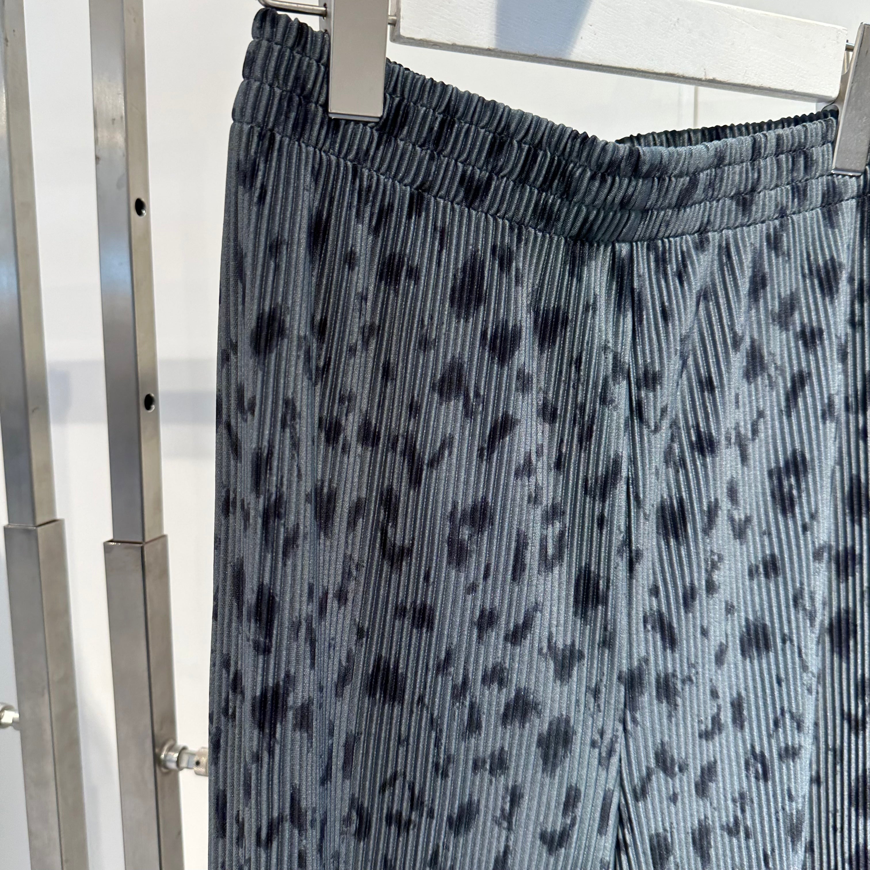 モダンガラクリスタルプリーツパンツ グレー ※11月上旬〜中旬より順次配送