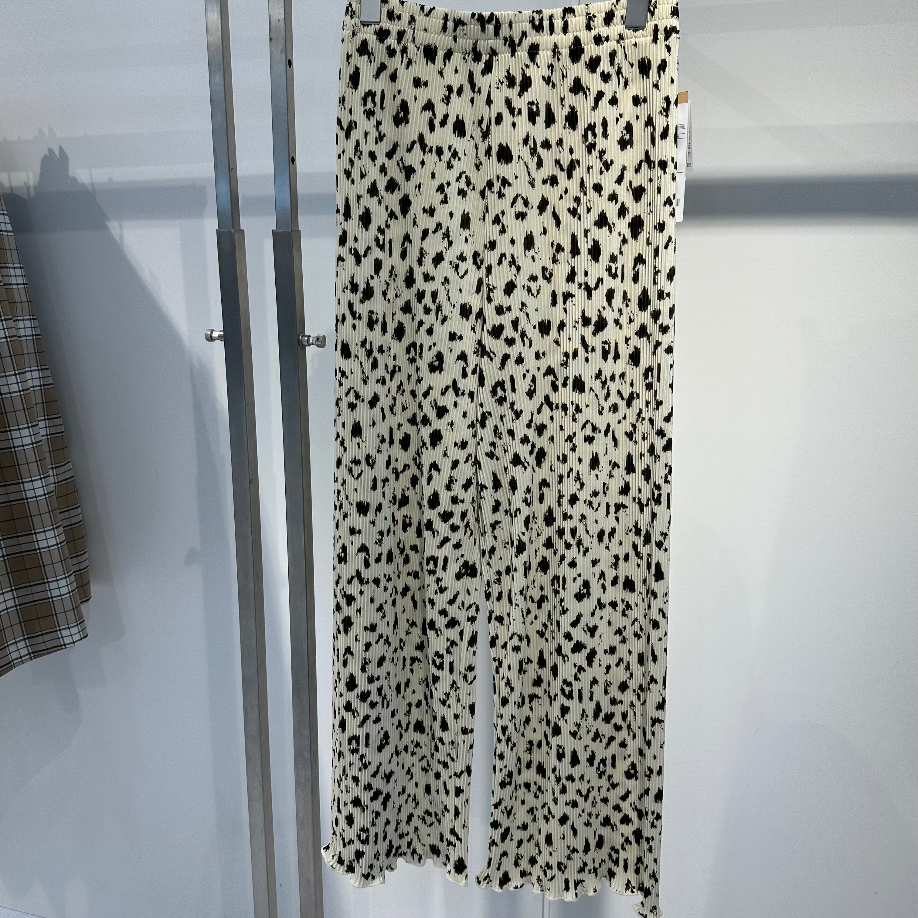 モダンガラクリスタルプリーツパンツ アイボリー ※11月上旬〜中旬より順次配送