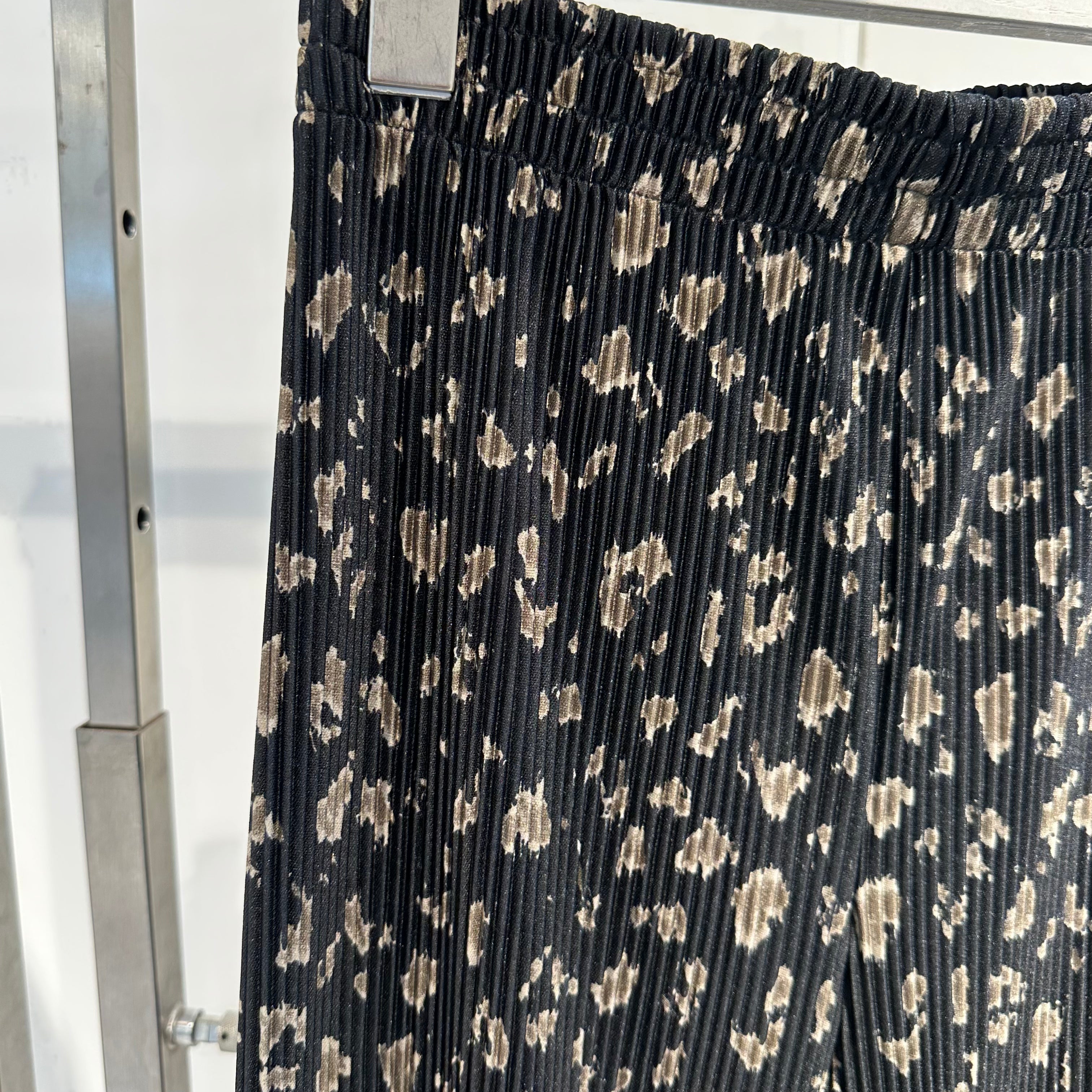 モダンガラクリスタルプリーツパンツ ブラック ※11月上旬〜中旬より順次配送