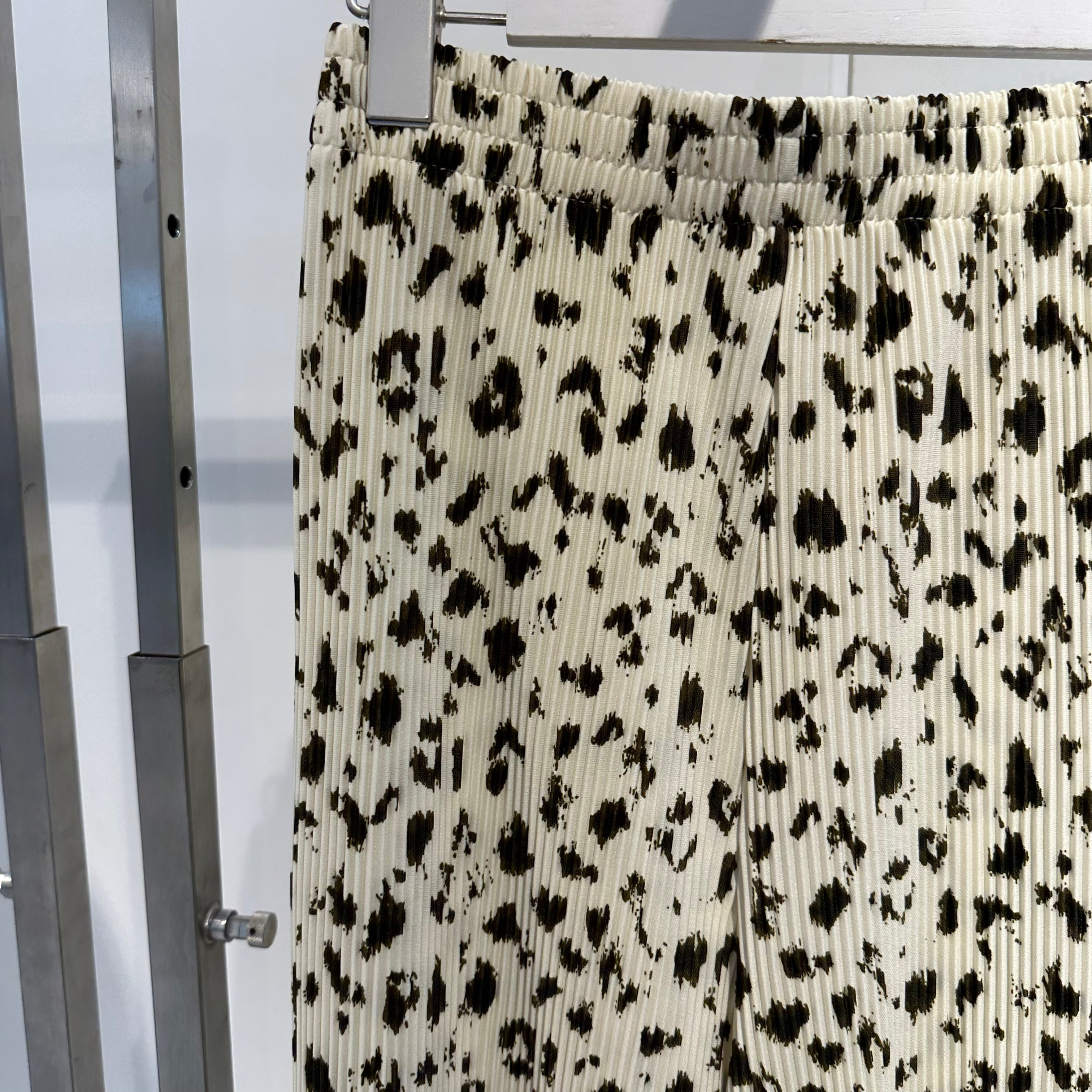 モダンガラクリスタルプリーツパンツ アイボリー ※11月上旬〜中旬より順次配送