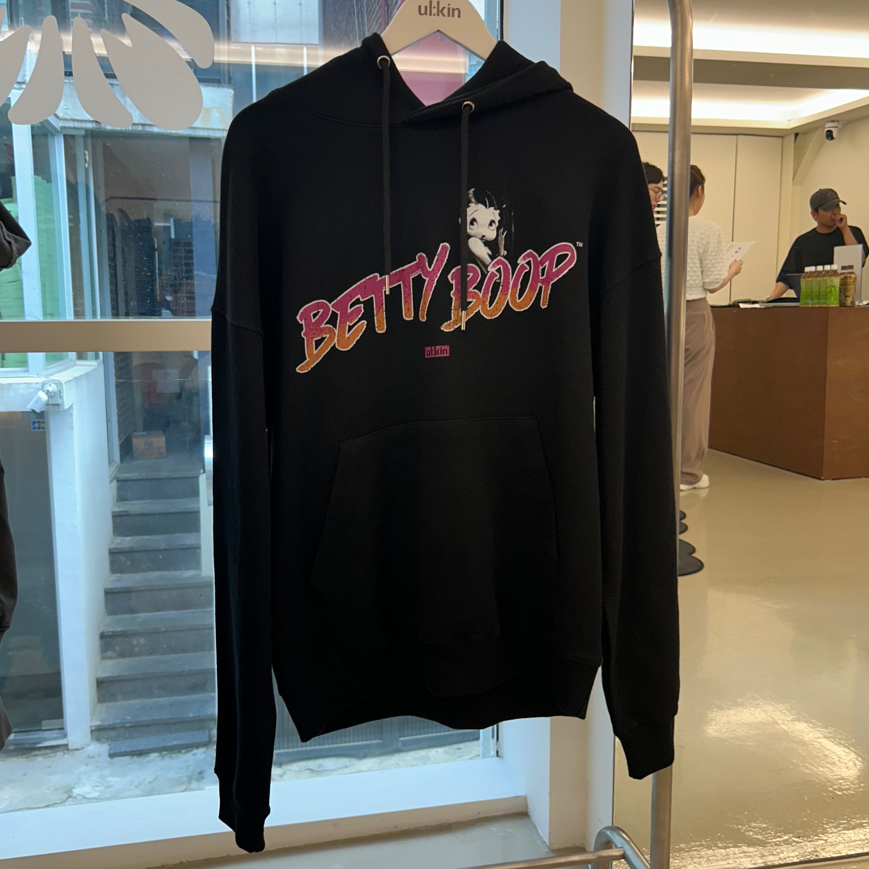 ※予約商品【ULKIN】ULKIN X BETTYBOOP Glamor Sweatshirt Hoodie-BLACK- ※12月頃より順次配送予定