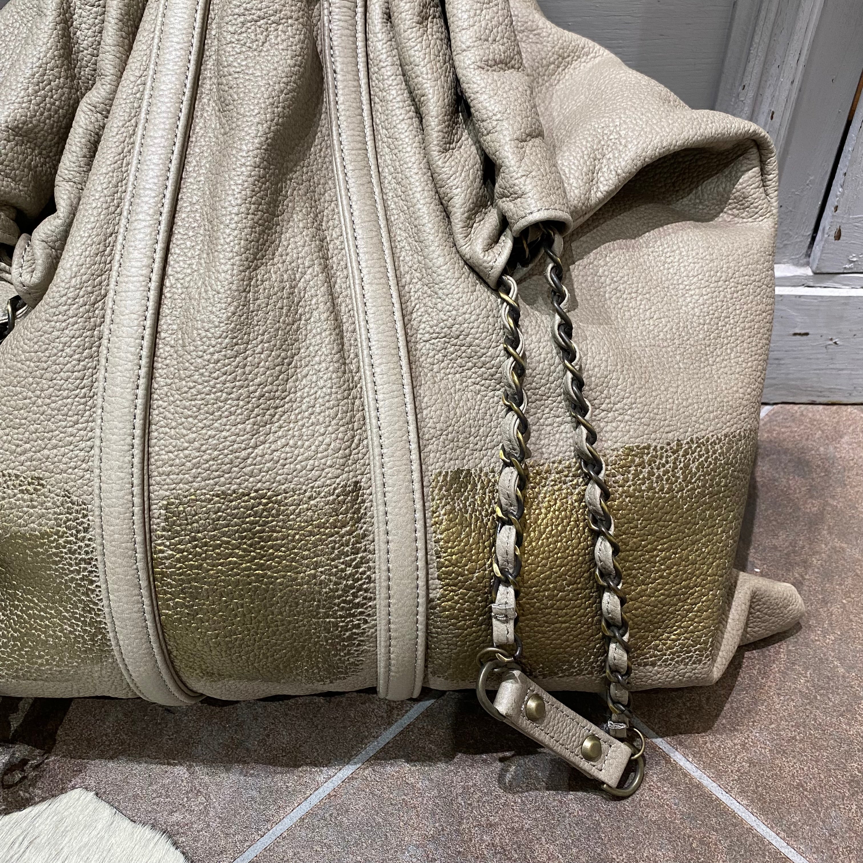 ⚠️予約【M.U.L.】トラストート シボ型押し/ゴールドライン/マットゴールドチェーン -グレージュ- ※R7. 6月末納品予定