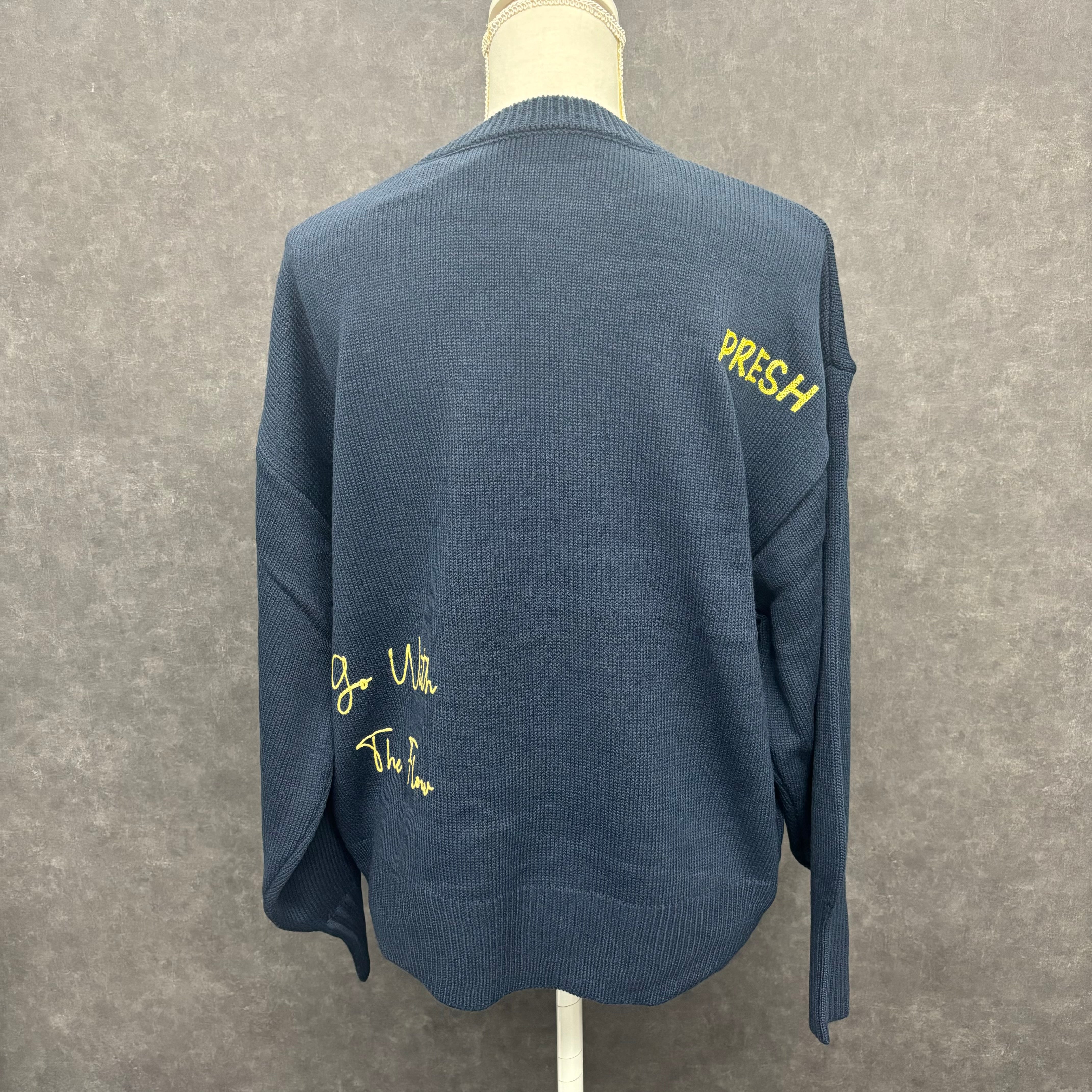 ロゴ刺繍ニットプルオーバー ネイビー ※1/21-27頃より順次発送予定