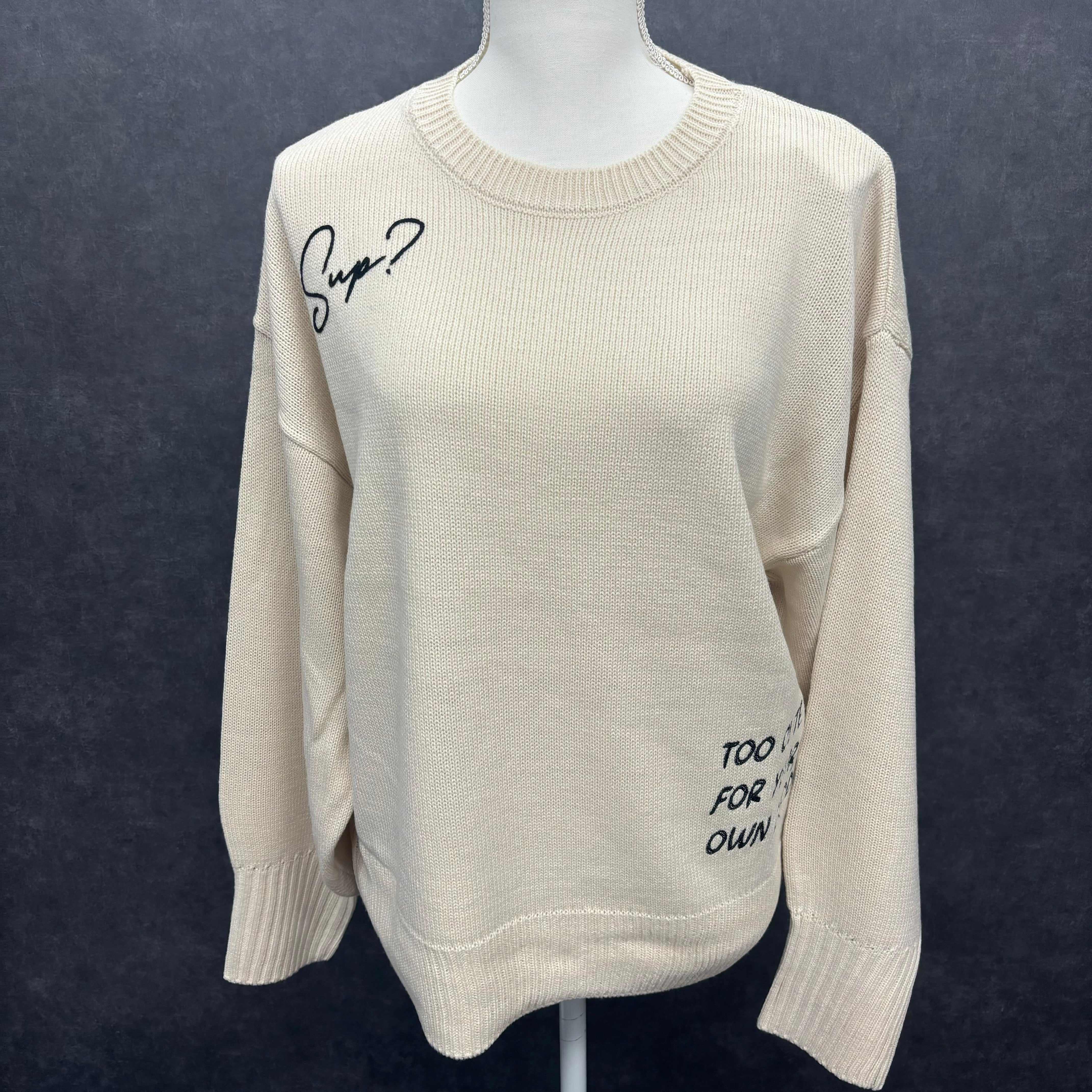 ロゴ刺繍ニットプルオーバー アイボリー *12/24-30頃より順次発送予定