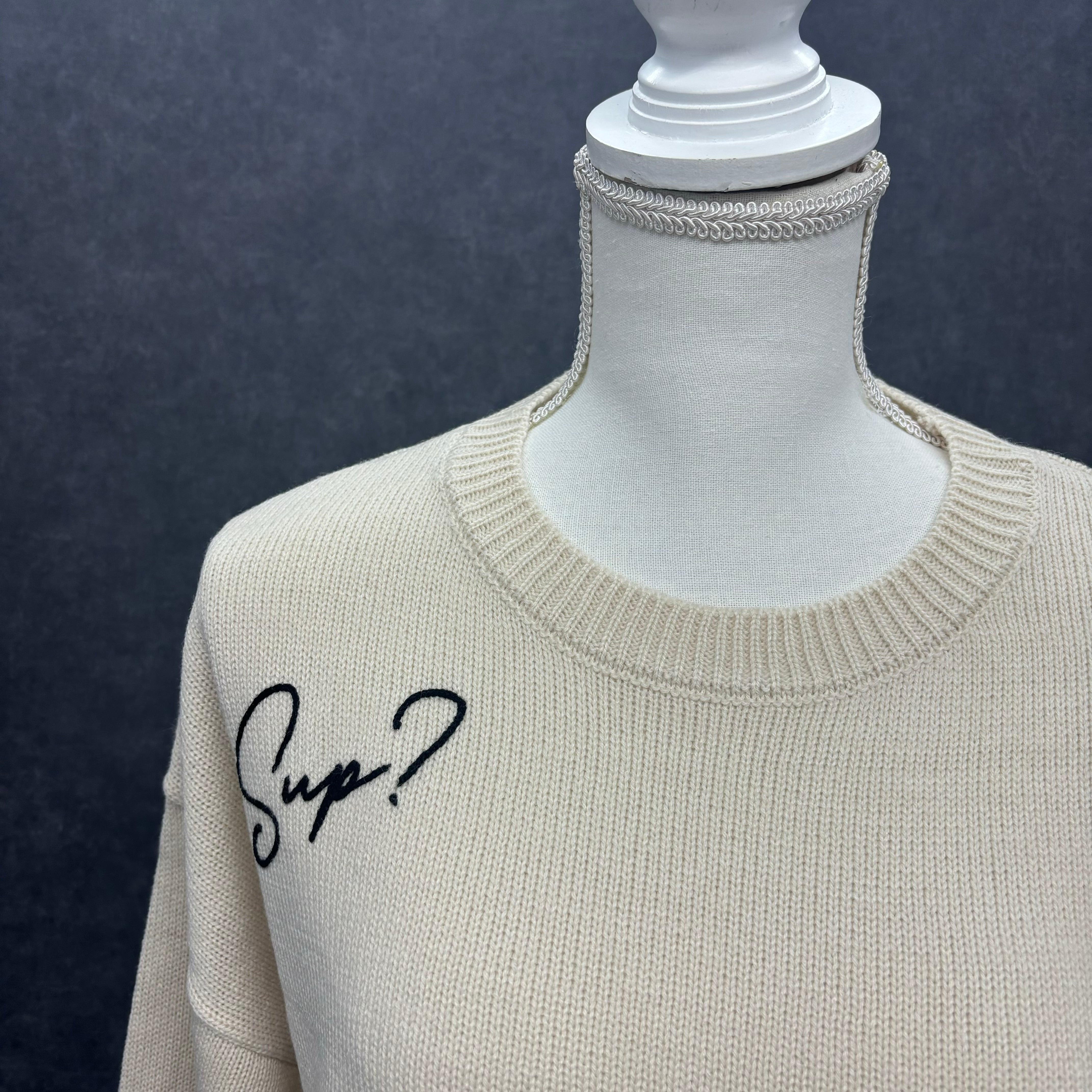 ロゴ刺繍ニットプルオーバー アイボリー *12/24-30頃より順次発送予定