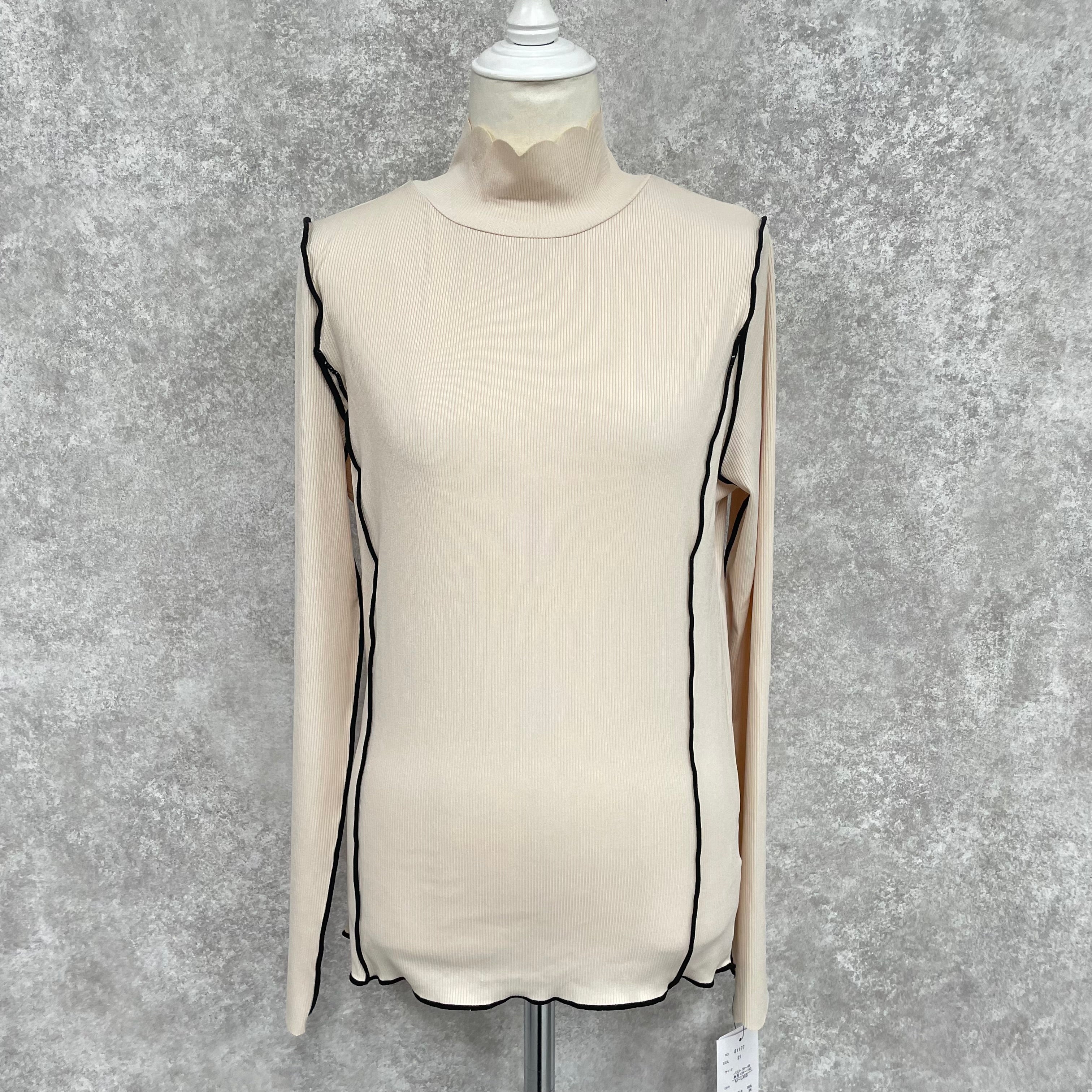 パイピングプチハイネックトップス ベージュ ※8/20-26頃〜順次配送予定