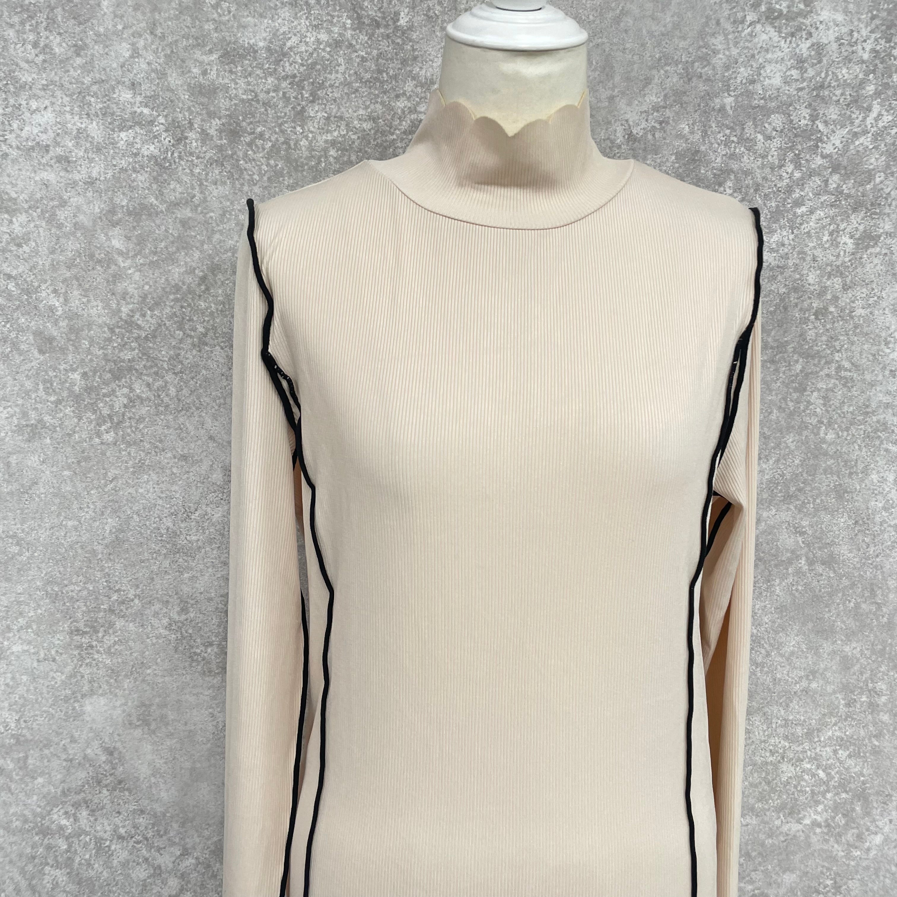 パイピングプチハイネックトップス ベージュ ※8/20-26頃〜順次配送予定