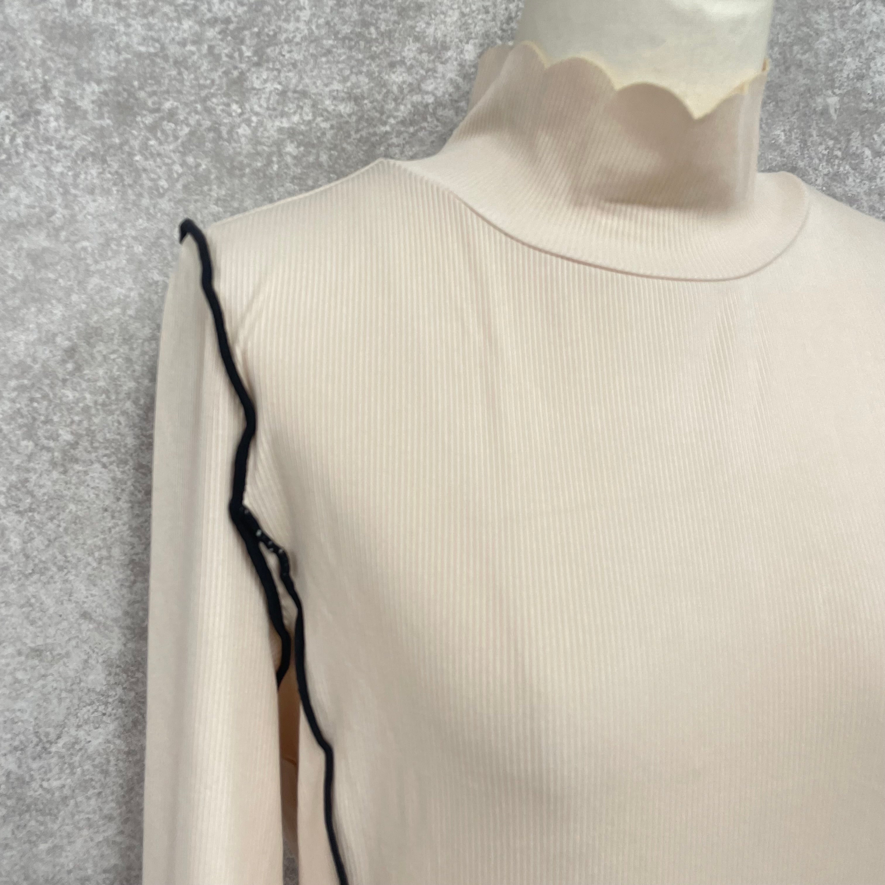 パイピングプチハイネックトップス ベージュ ※8/20-26頃〜順次配送予定