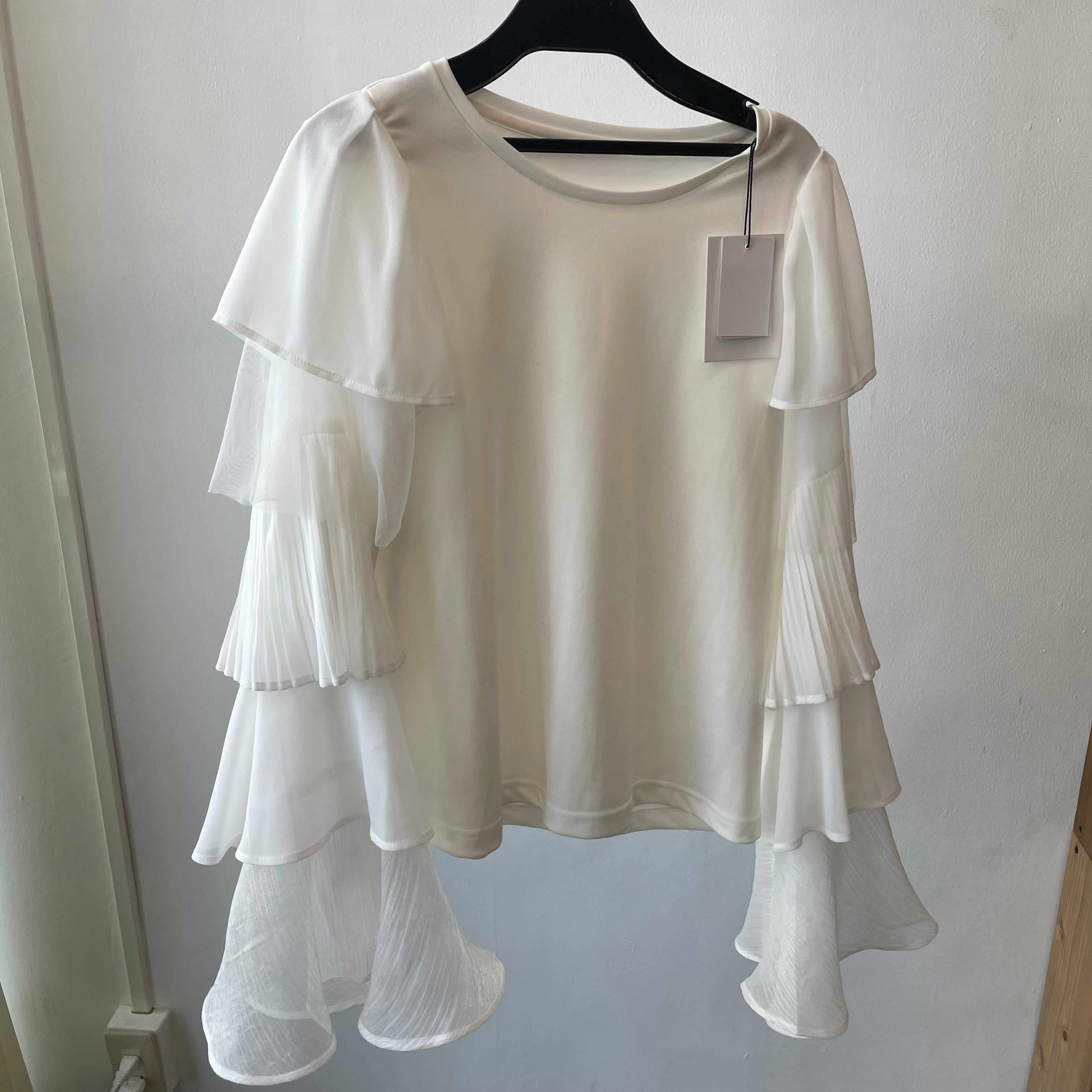 フリルティアードスリーブトップ オフホワイト ※8/20〜8/26頃より順次発送予定