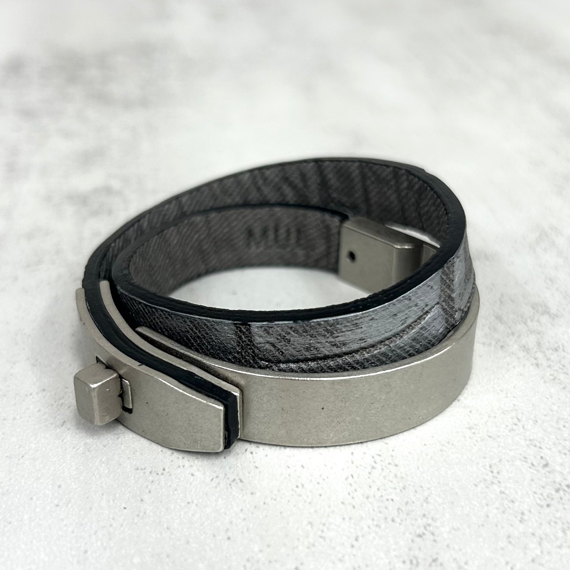 【M.U.L.】ブレスレット 灰グレー  デニムレザークロコダイル型押し  マットシルバー金具  ライン有  ※1週間前後で事務所より発送