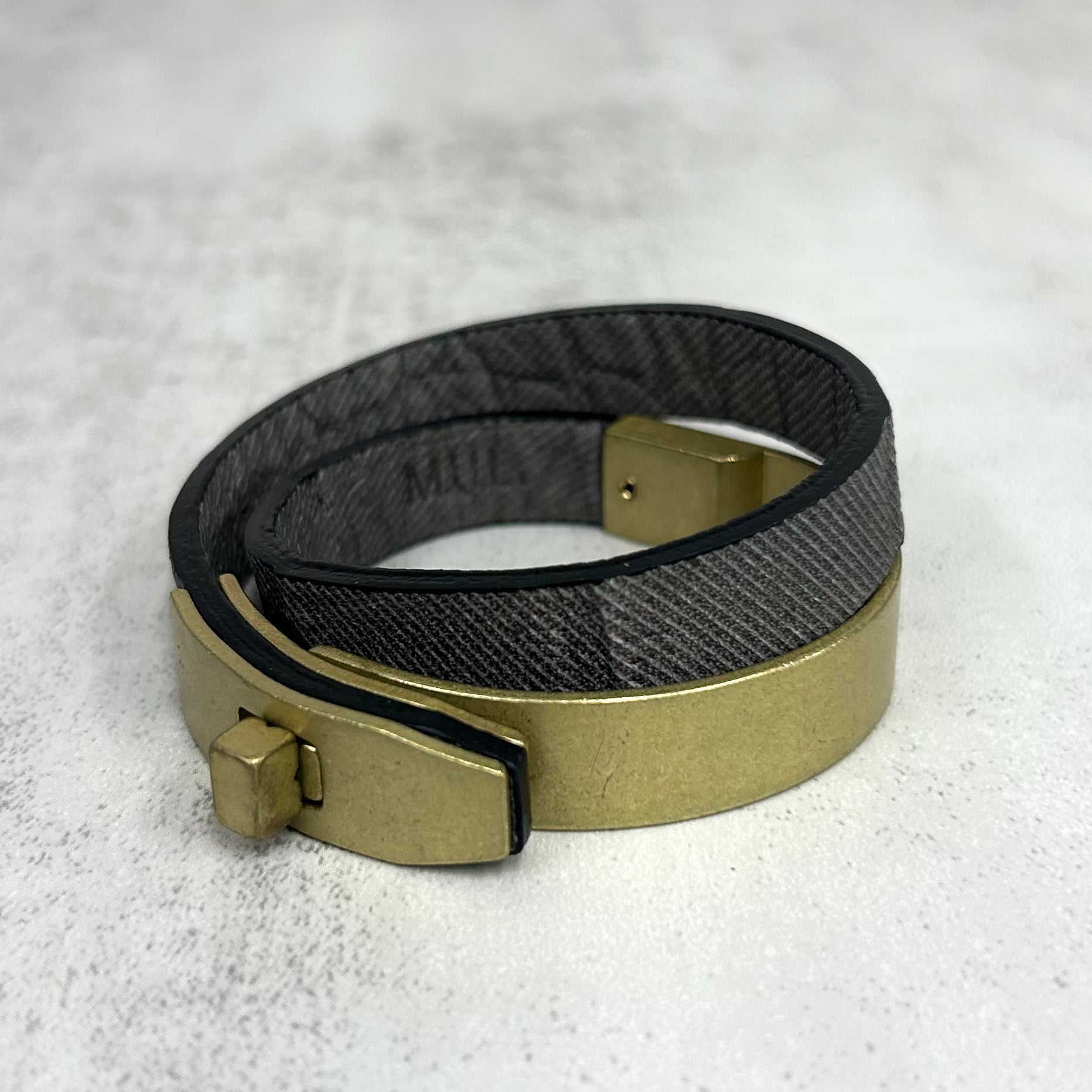 【M.U.L.】ブレスレット 灰グレー  デニムレザークロコダイル型押し  マットゴールド金具  ※1週間前後で事務所より発送