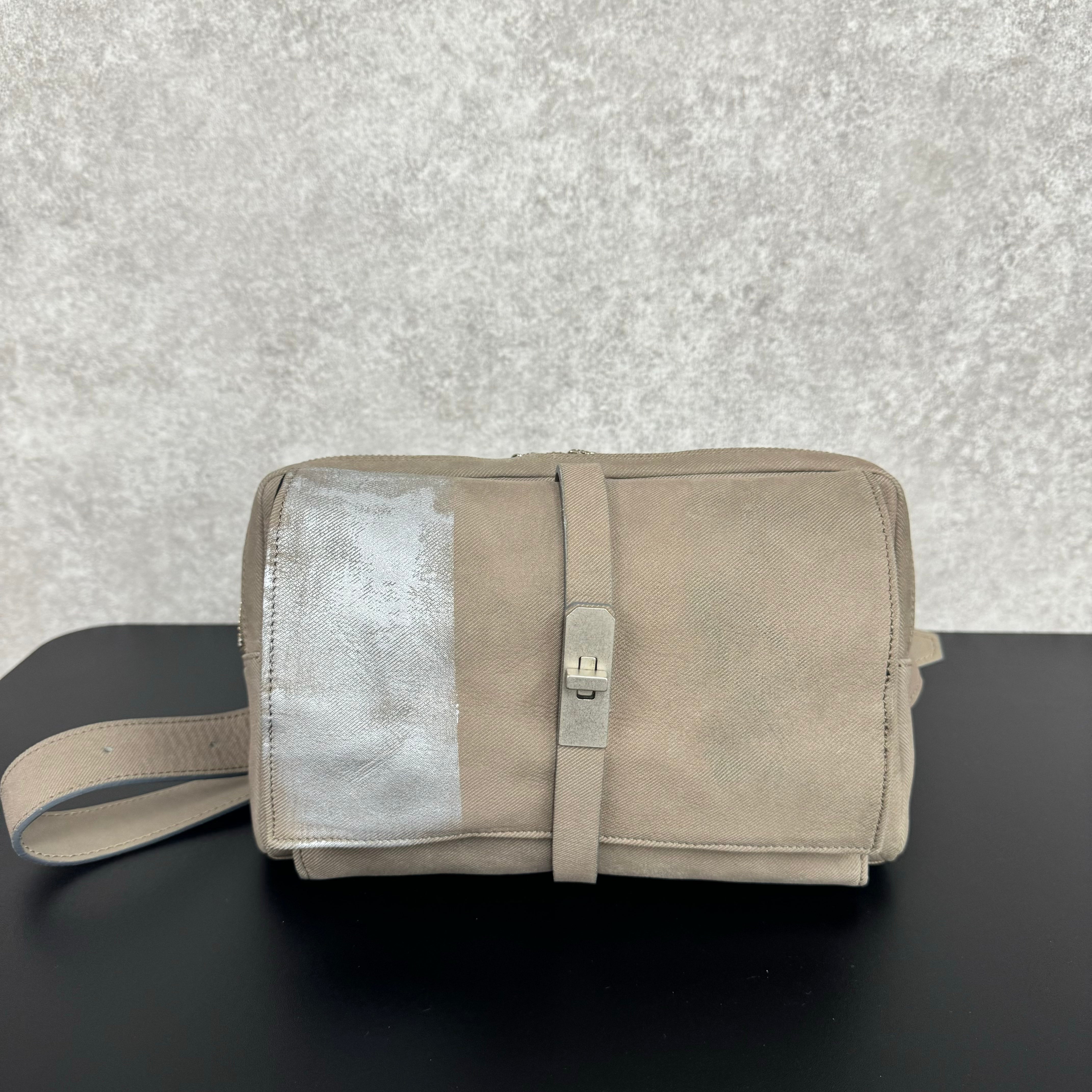 【M.U.L.】ボディバッグ  グレージュ デニムレザー 洗い加工ライン有り  ※1週間前後で発送