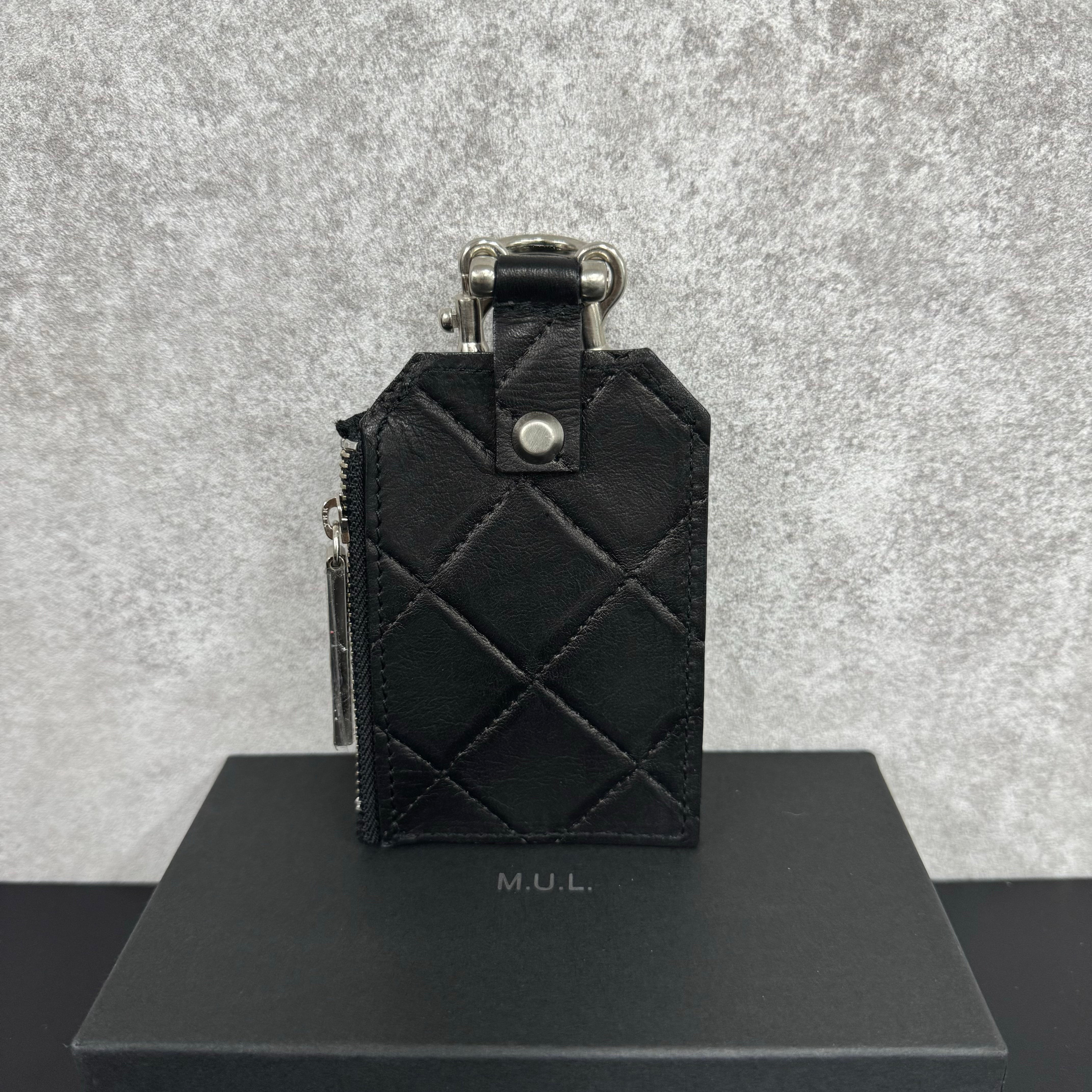 【M.U.L.】チェーンパスケース ブラック キルティング型押し  ※1週間前後で発送