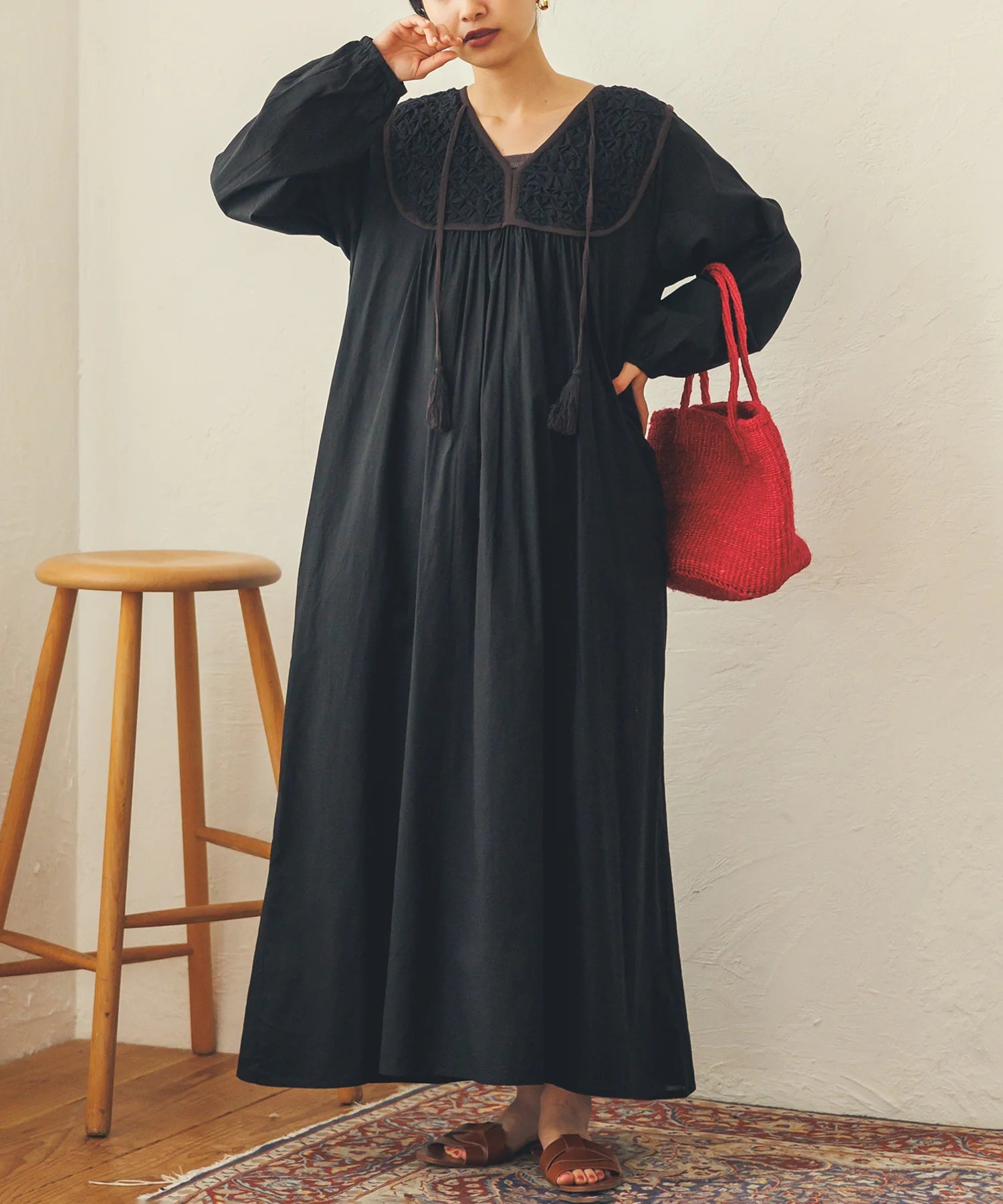 【hunch】ハンドスモッキングワンピース  -ブラック- ※8/27-9/2より順次配送予定