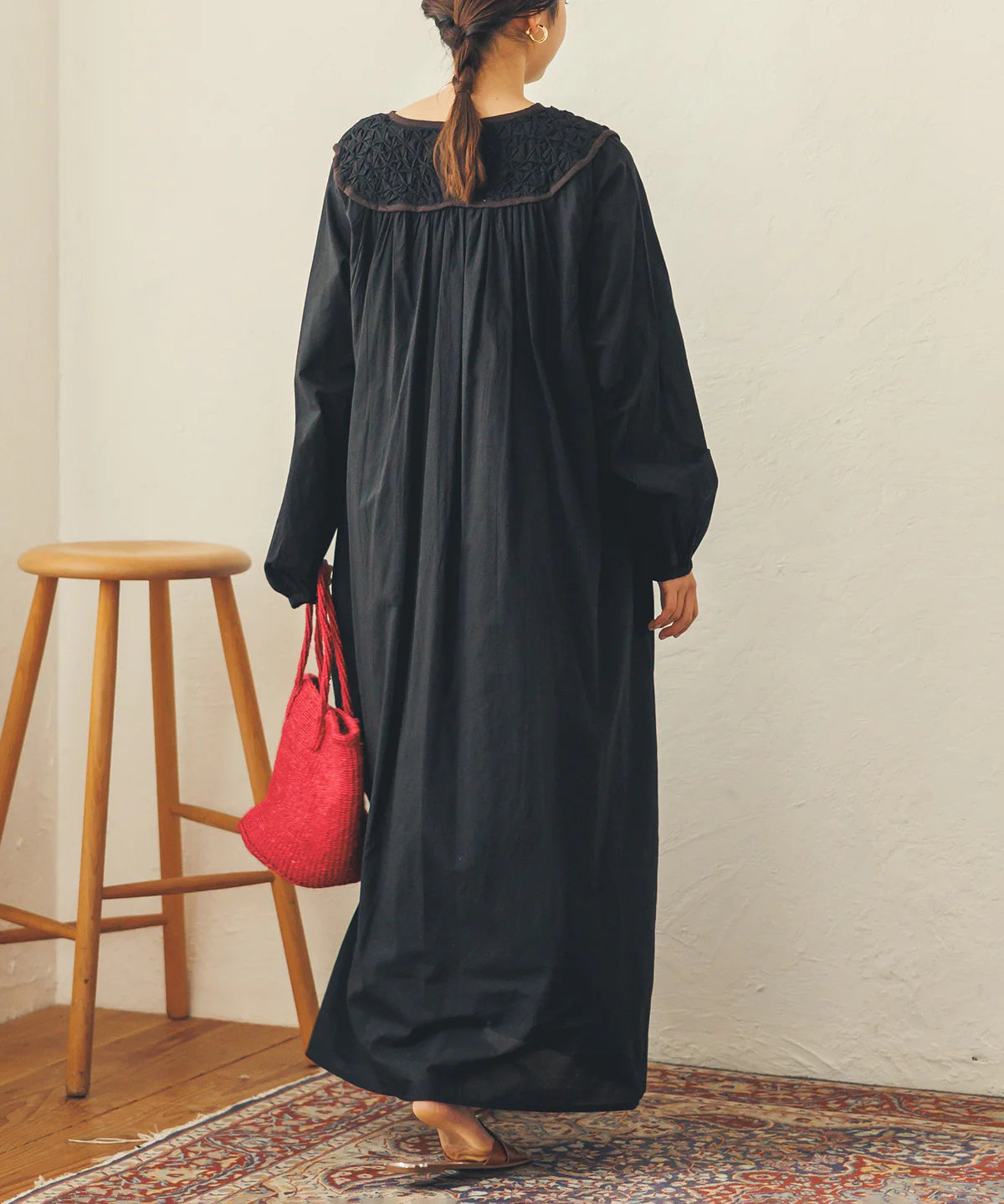 【hunch】ハンドスモッキングワンピース  -ブラック- ※8/27-9/2より順次配送予定