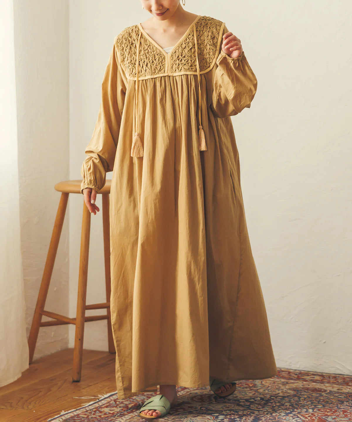 【hunch】ハンドスモッキングワンピース  -ダークベージュ- ※8/27-9/2より順次配送予定