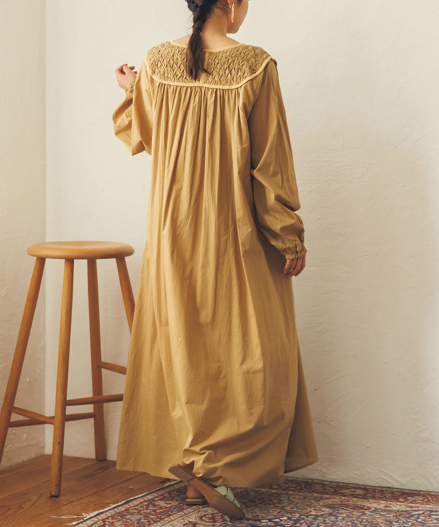 【hunch】ハンドスモッキングワンピース  -ダークベージュ- ※8/27-9/2より順次配送予定