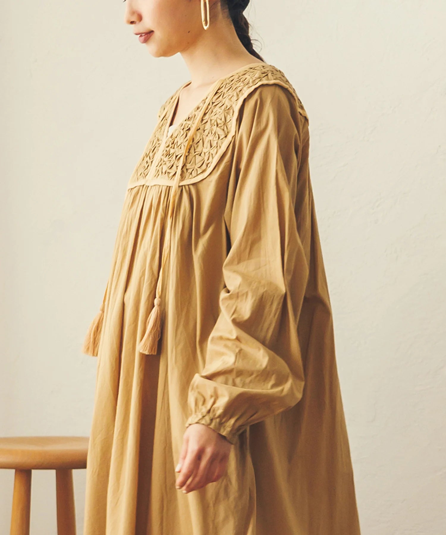 【hunch】ハンドスモッキングワンピース  -ダークベージュ- ※8/27-9/2より順次配送予定