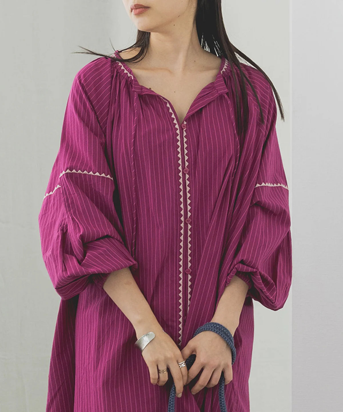 【hunch】キャンブリックボイル 配色刺繍ワンピース  -レッドパープル- ※8/27-9/2より順次配送予定