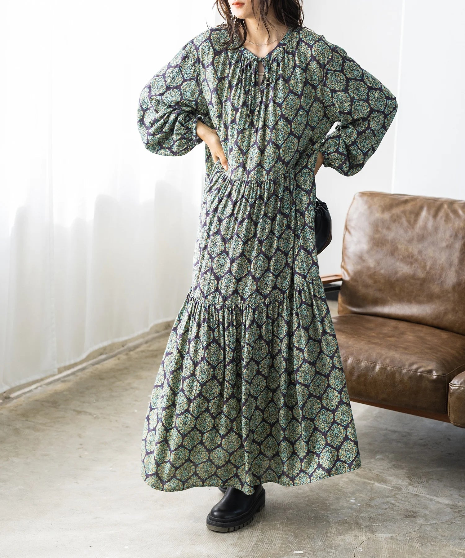 【hunch】レーヨン プリント ティアードワンピース  -チャコール系- ※8/27-9/2より順次配送予定