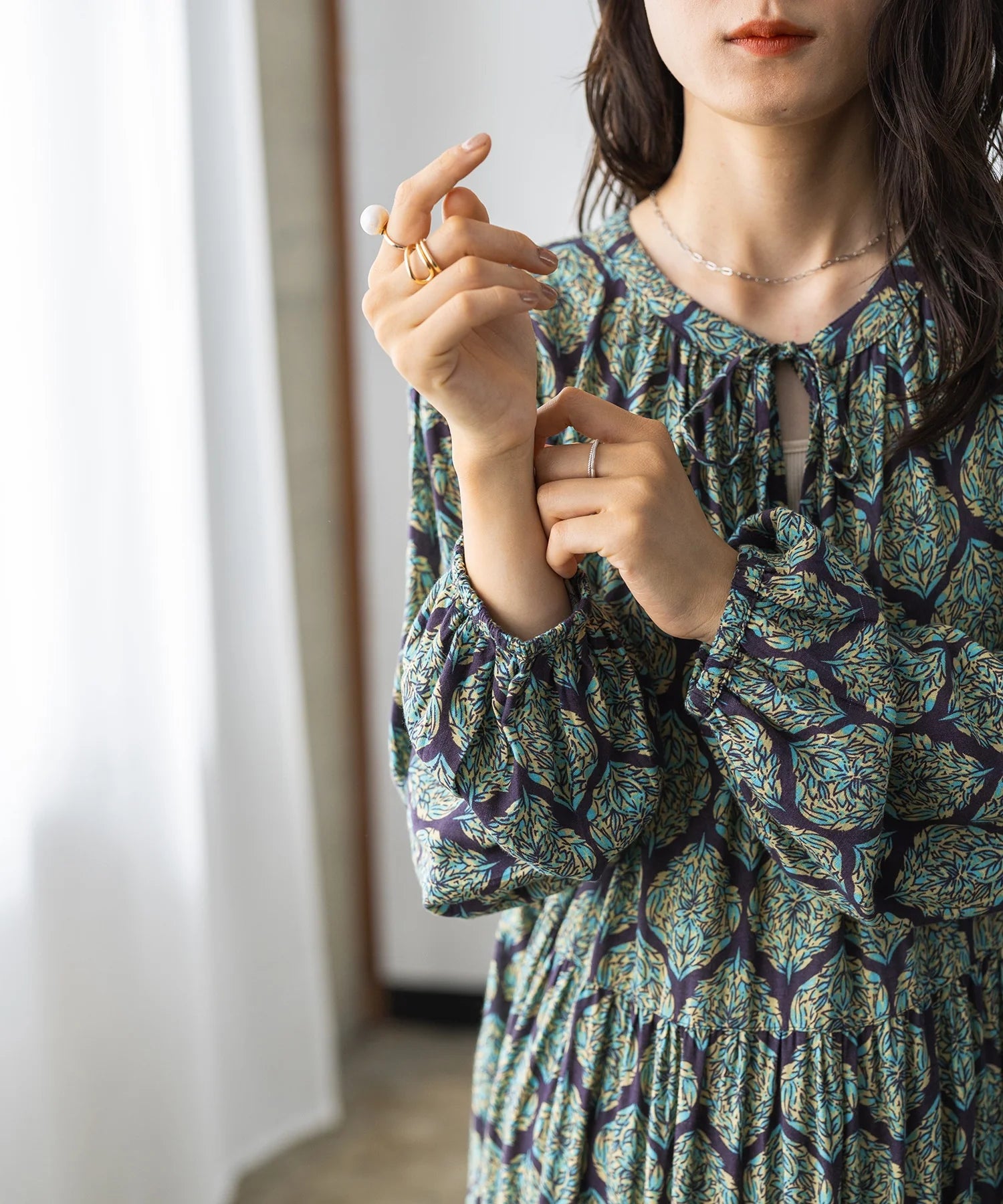 【hunch】レーヨン プリント ティアードワンピース  -チャコール系- ※8/27-9/2より順次配送予定