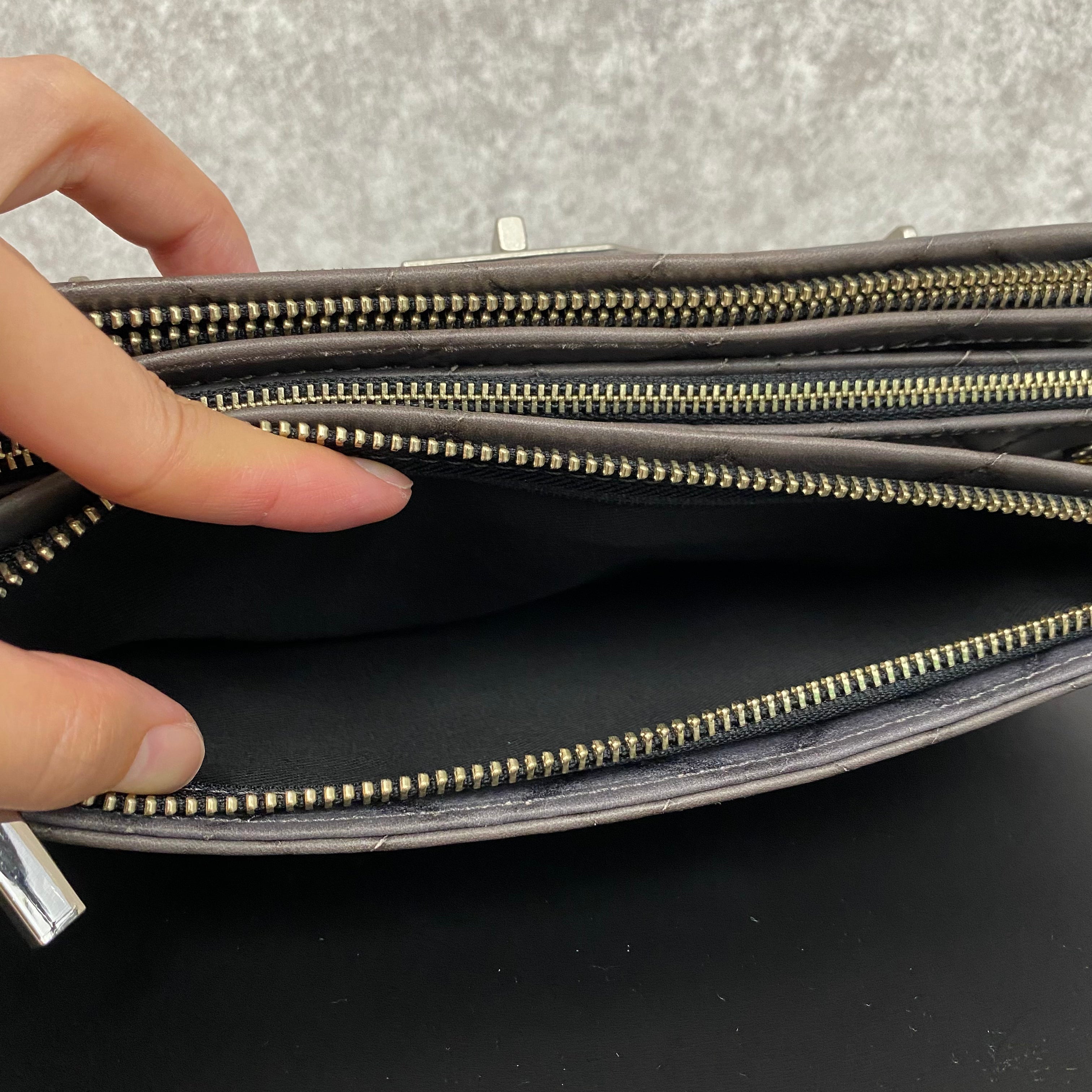 【MUL105-SL-4】レイヤードウォレットショルダー キルティング型押し(グレー) シルバーライン(左)　※10/29〜11/2より順次配送