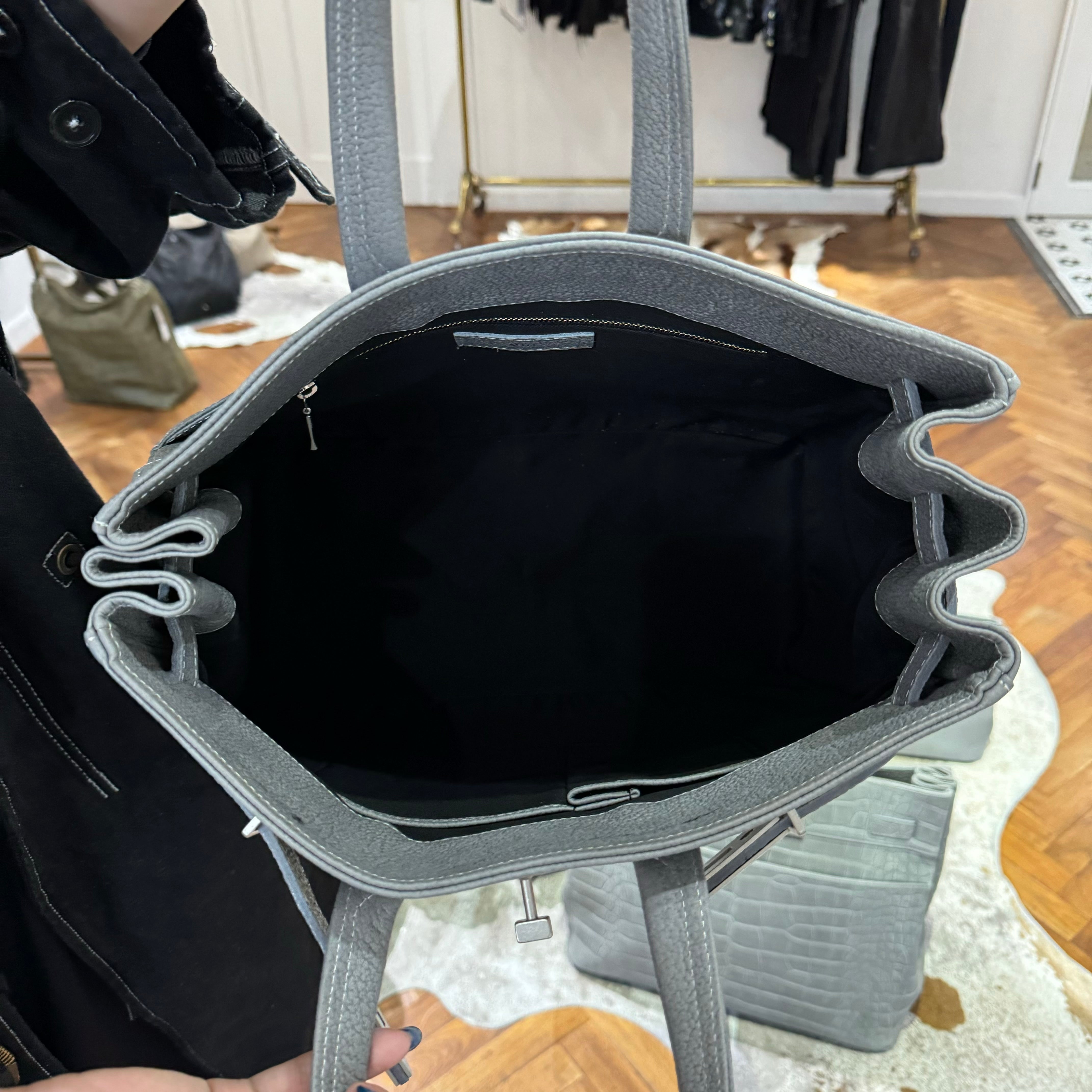 ⚠️予約【M.U.L.】stud seriesトート　シボ型押し  -アイスグレー-  ※R7. 6月末納品予定