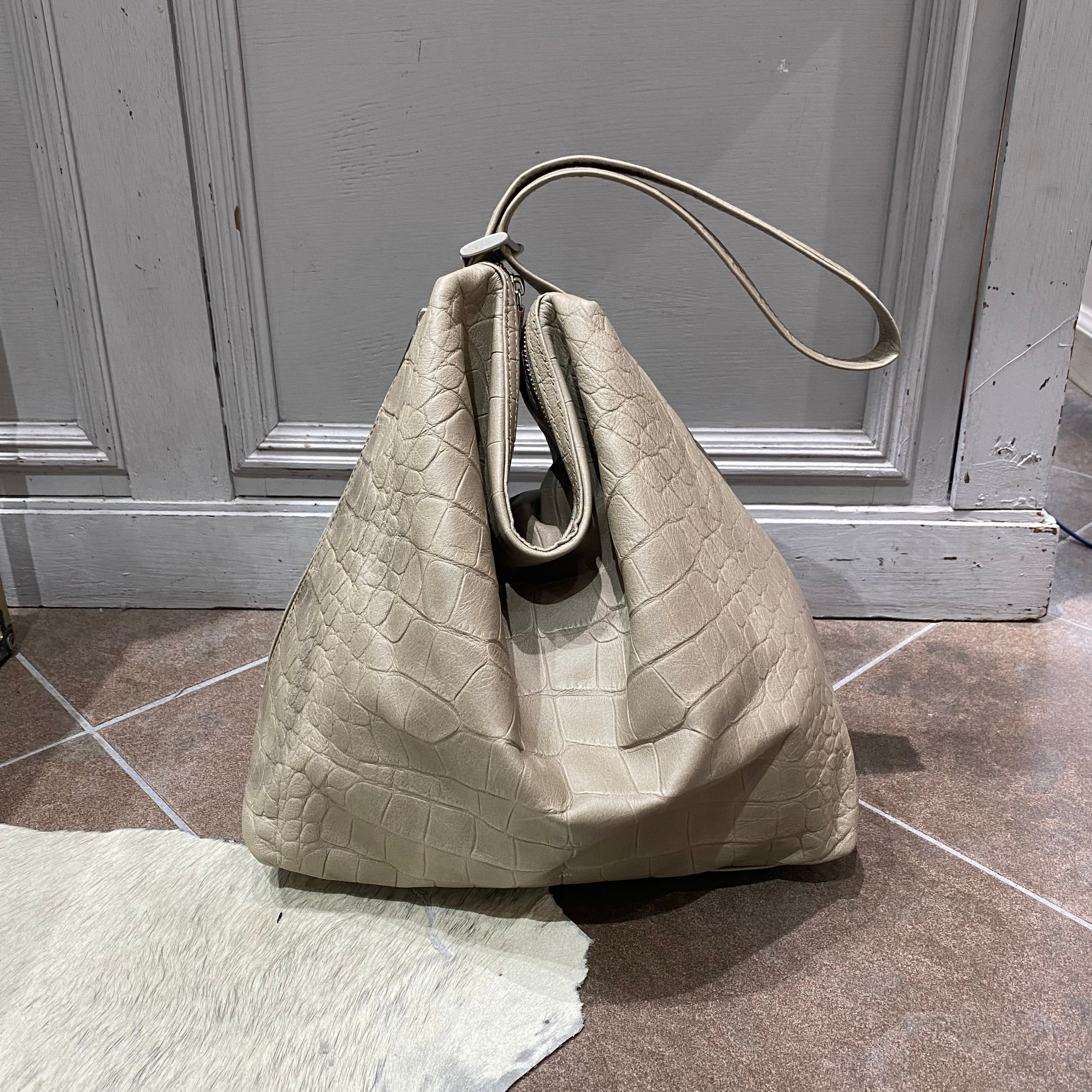 ⚠️予約【M.U.L.】ドロップ 2way クロコダイル型押し -グレージュ-　※R7. 6月末納品予定