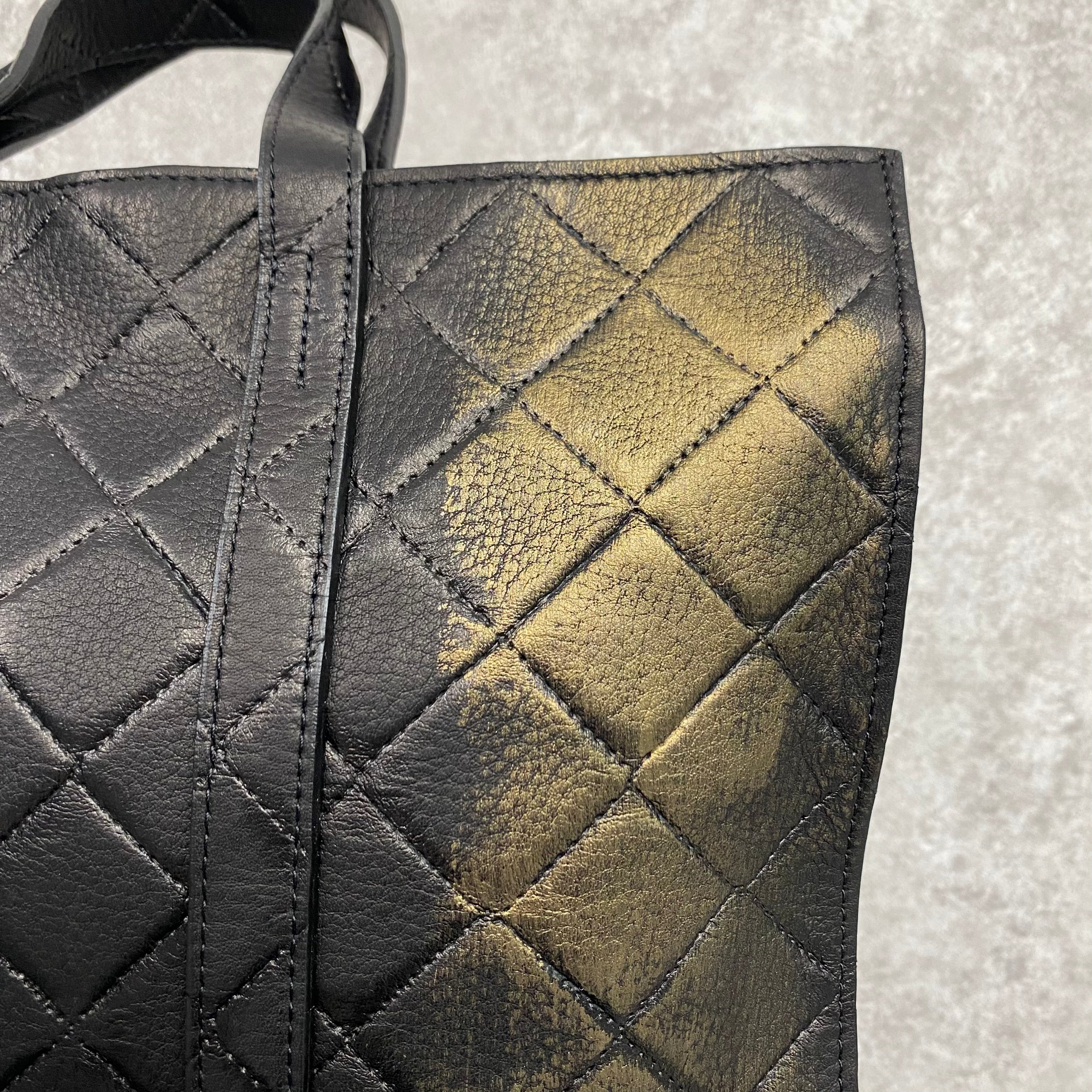 【MUL041-GL-1】スクエアトートS  キルティング型押し(ブラック) ゴールド縦ライン　※10/29〜11/2より順次配送