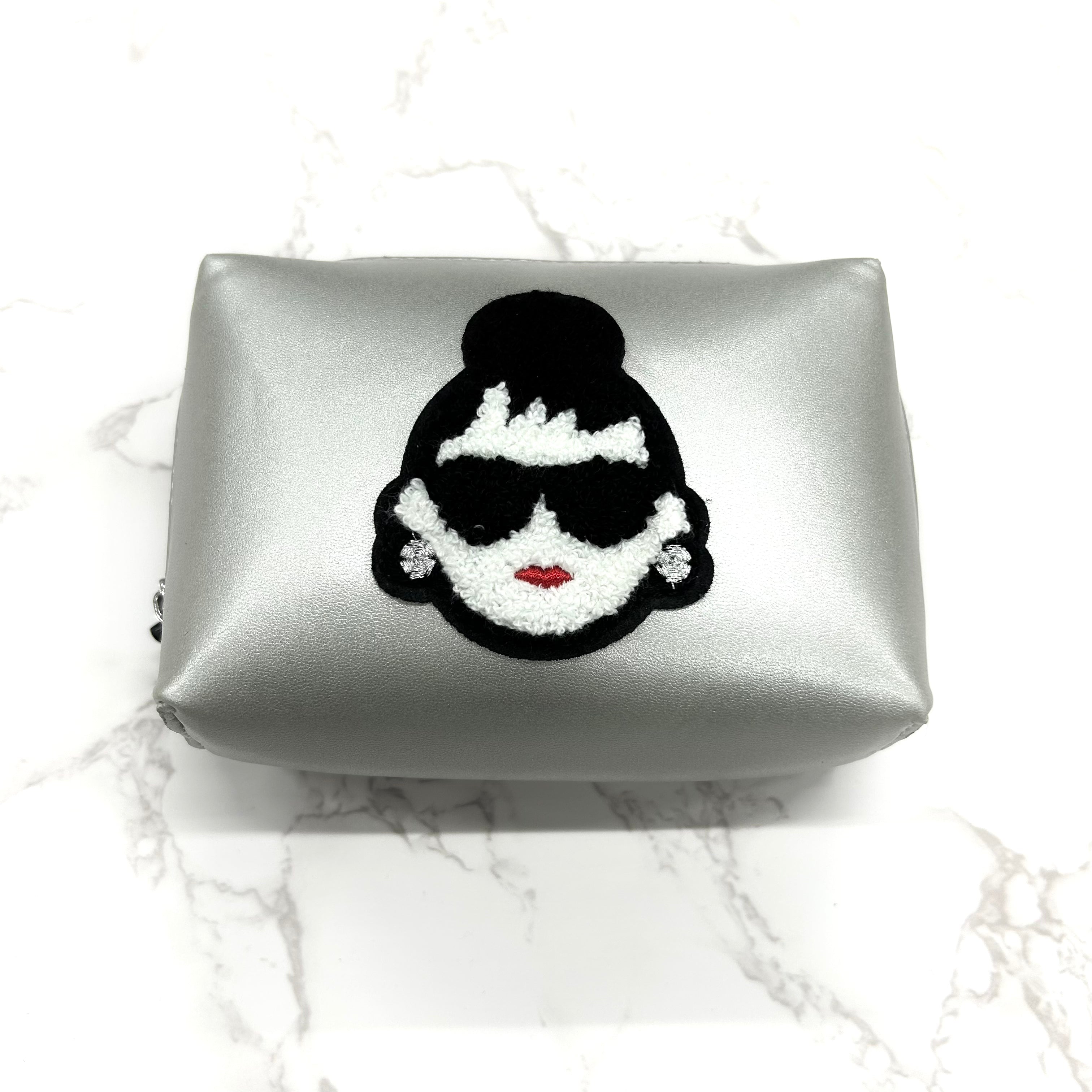 【HAPPYFACE】ＥＭＭＡ フェイス刺繡レザーポーチ シルバー　※7/30〜8/5迄に順次発送予定