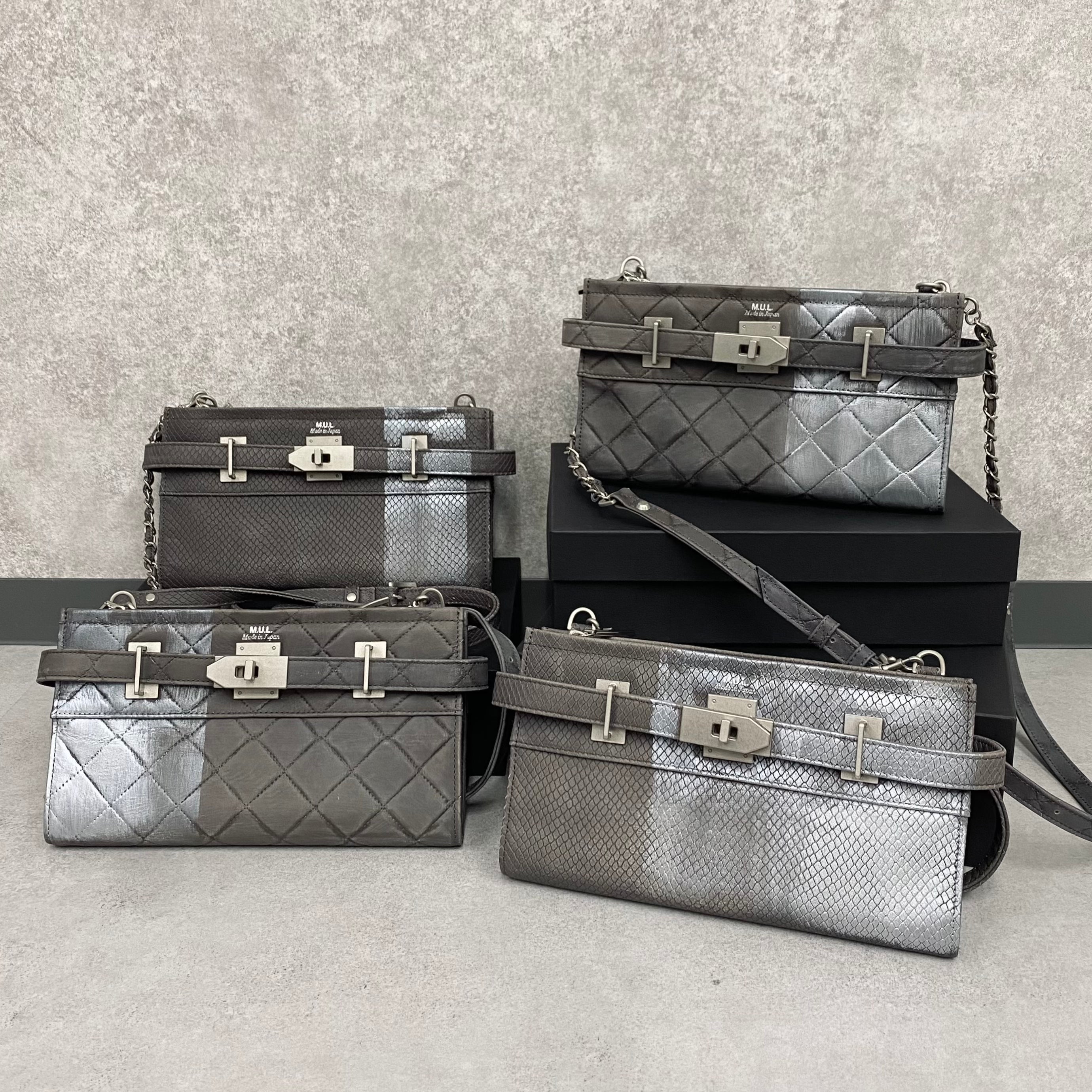 【MUL105-SL-3】レイヤードウォレットショルダー キルティング型押し(グレー) シルバーライン(右)　※10/29〜11/2より順次配送