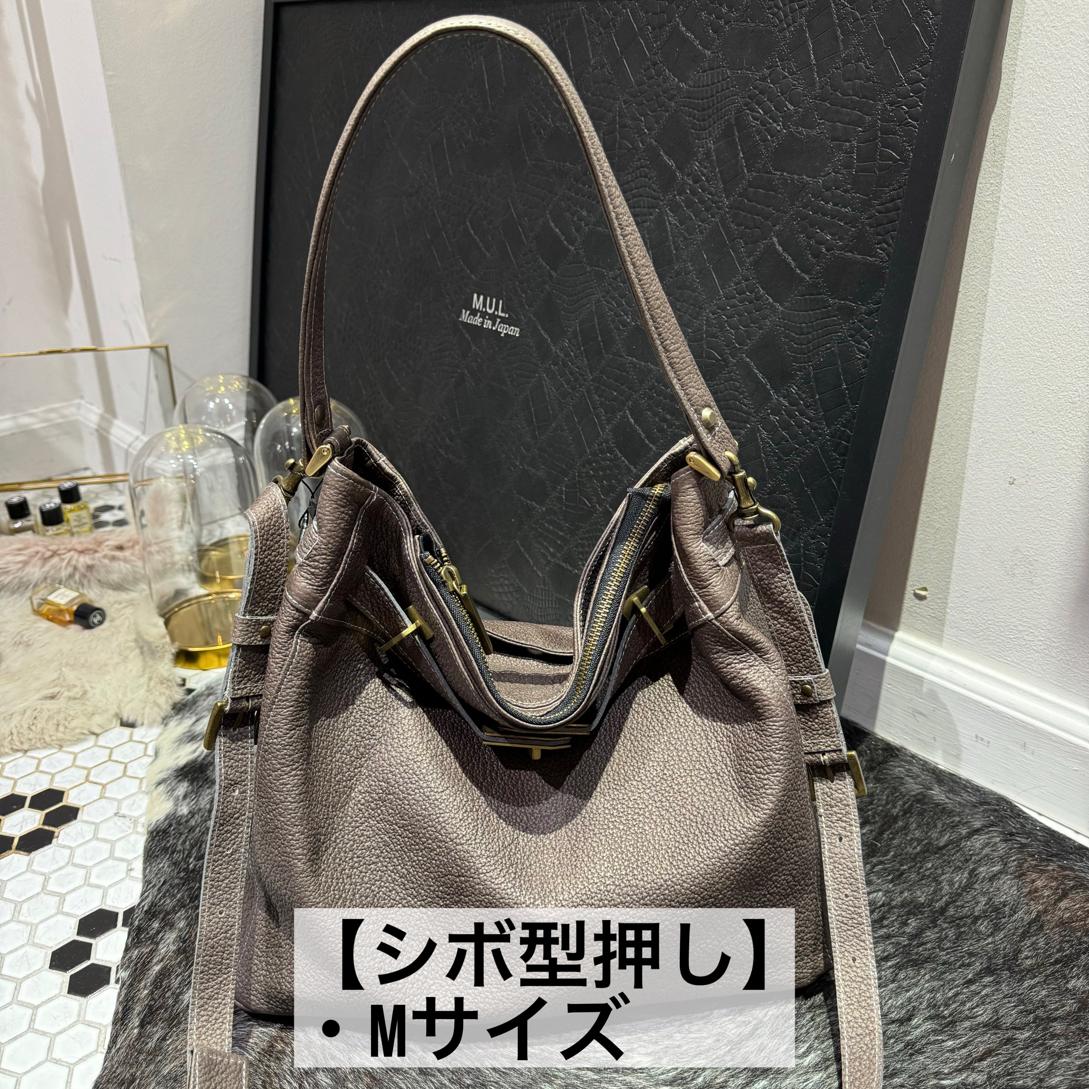 ⚠️予約【M.U.L.】ワンハンドル2wayショルダー　シボ型押し　マットゴールド金具　 -ダークグレージュ-  ※キーストラップは別売りになります。　※R7. 6月末納品予定