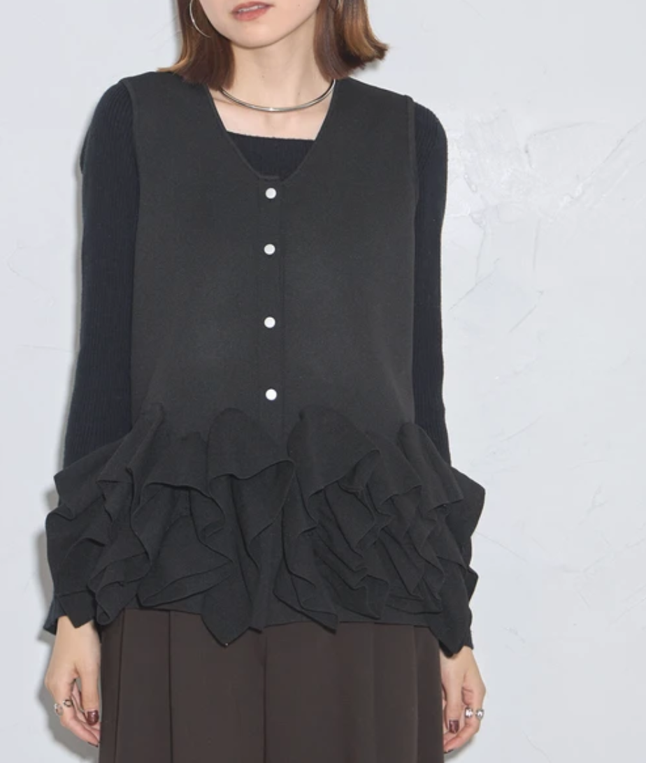 裾フリルデザインフロントボタンニットジレ　-ブラック-　※11/5~11/11頃より順次発送