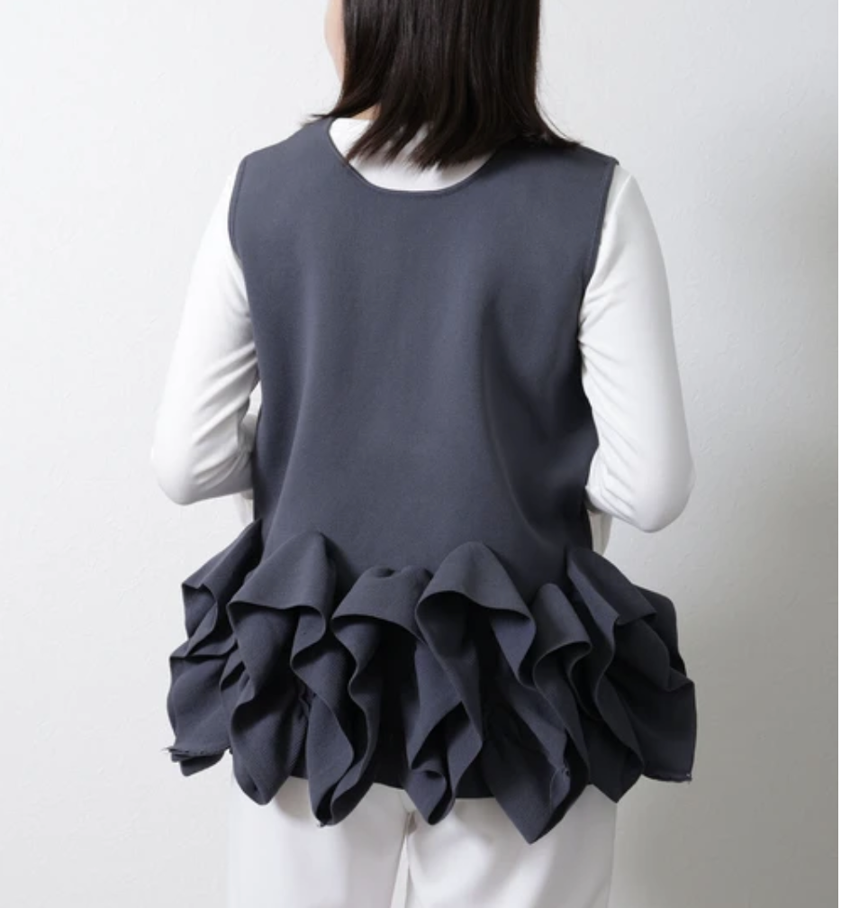 裾フリルデザインフロントボタンニットジレ　-グレー-　※11/5~11/11頃より順次発送