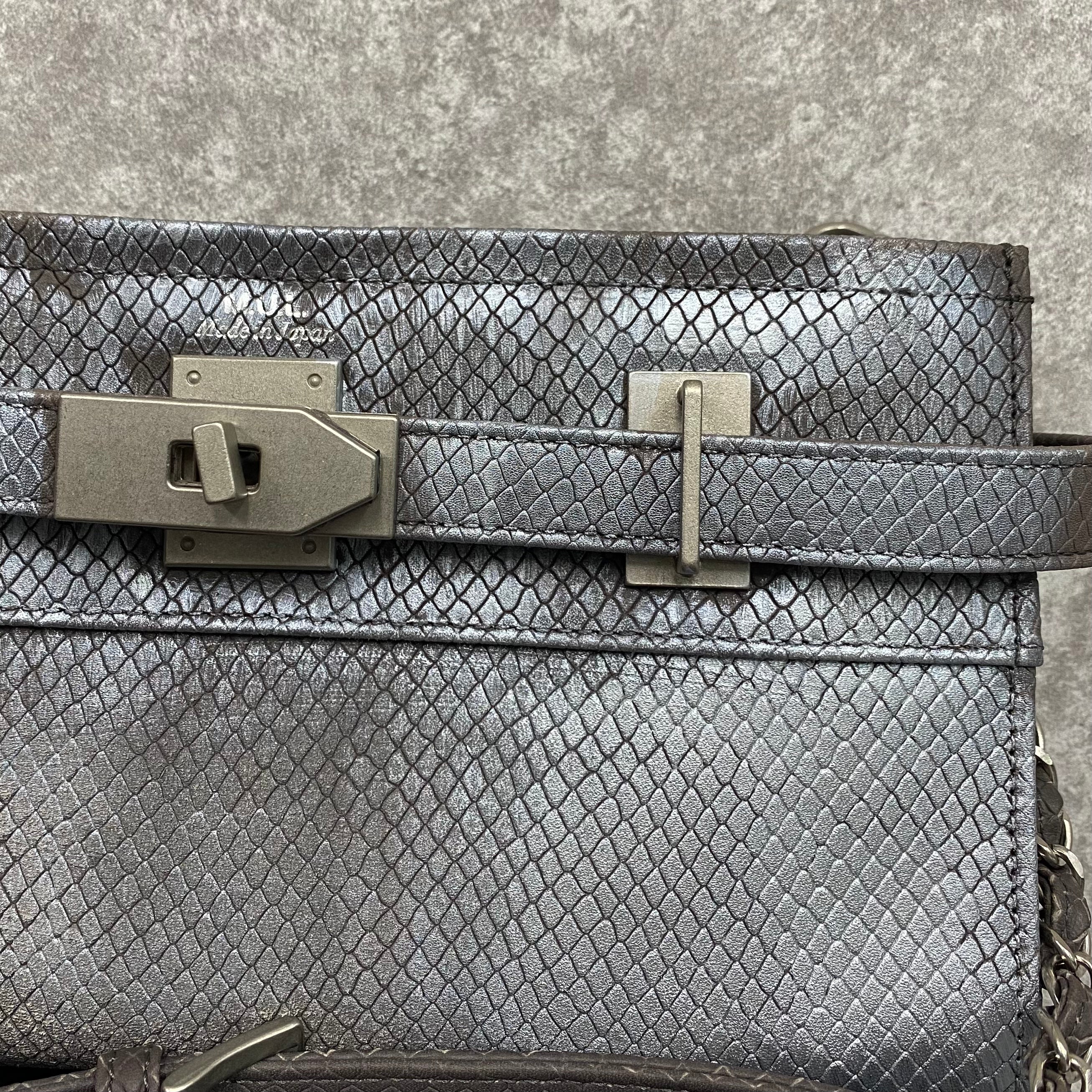 【MUL105-SL-2】レイヤードウォレットショルダー リザード型押し(グレー) シルバーライン(太)　※10/29〜11/2より順次配送