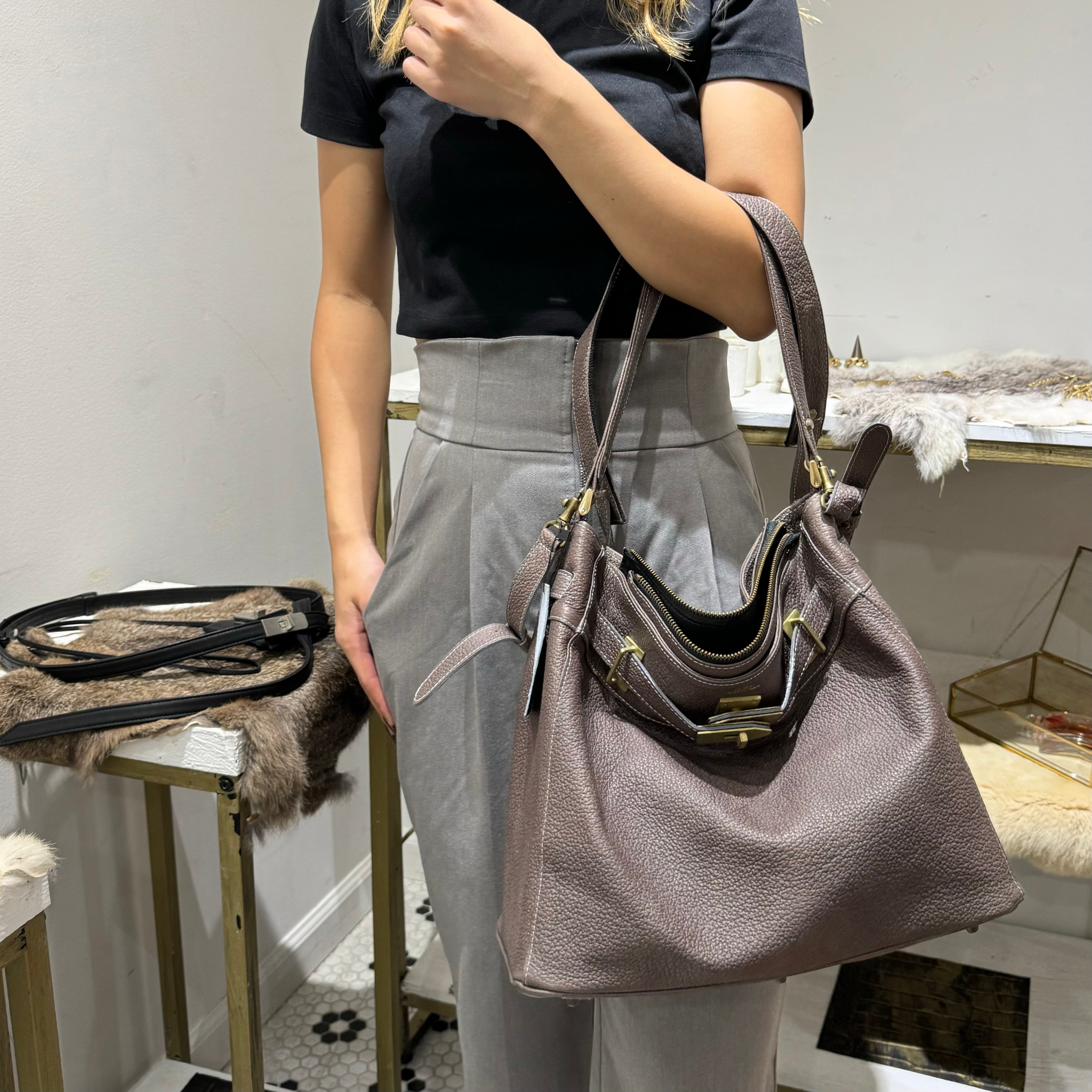 ⚠️予約【M.U.L.】ワンハンドル2wayショルダー　シボ型押し　マットゴールド金具　 -ダークグレージュ-  ※キーストラップは別売りになります。　※R7. 6月末納品予定