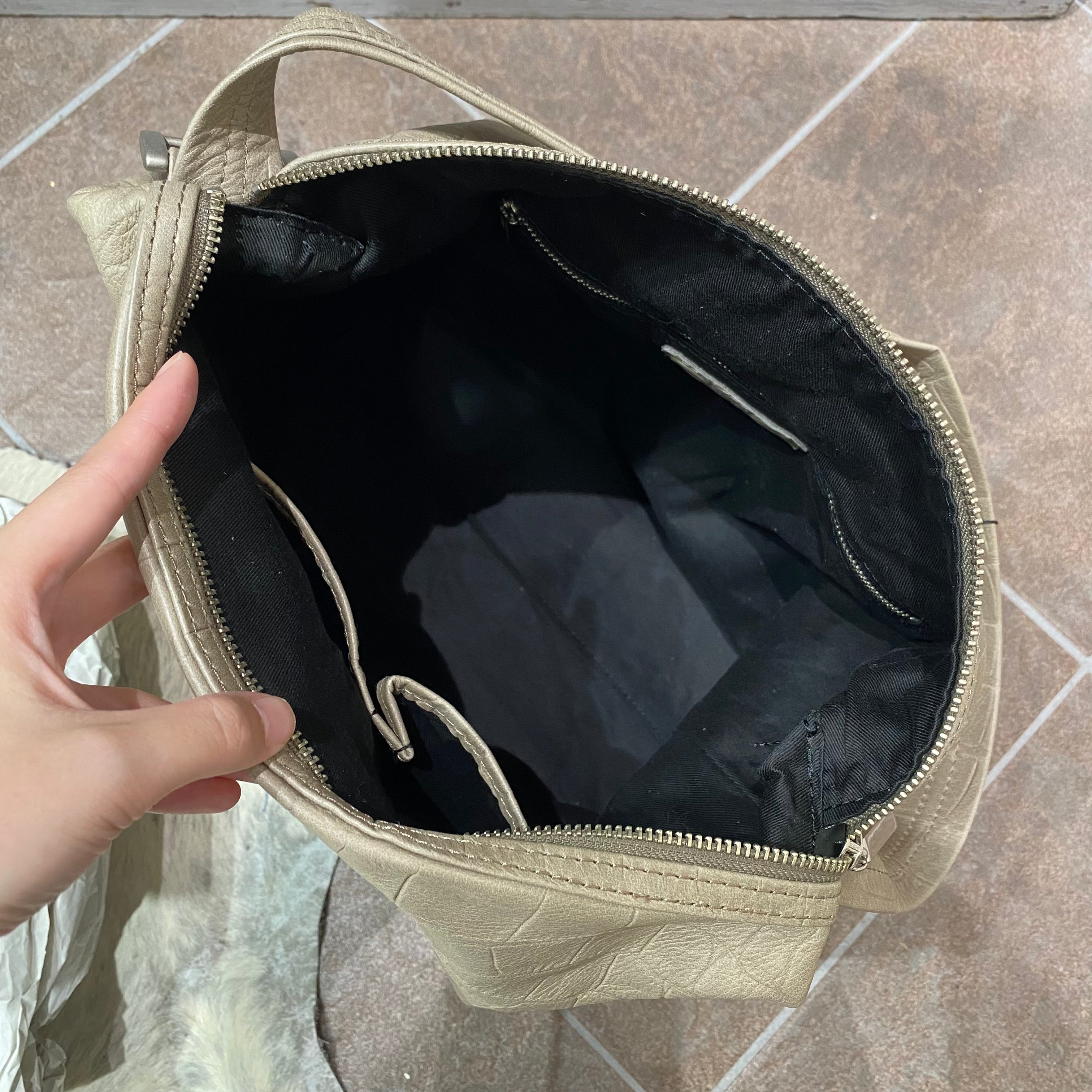 ⚠️予約【M.U.L.】ドロップ 2way クロコダイル型押し -グレージュ-　※R7. 6月末納品予定