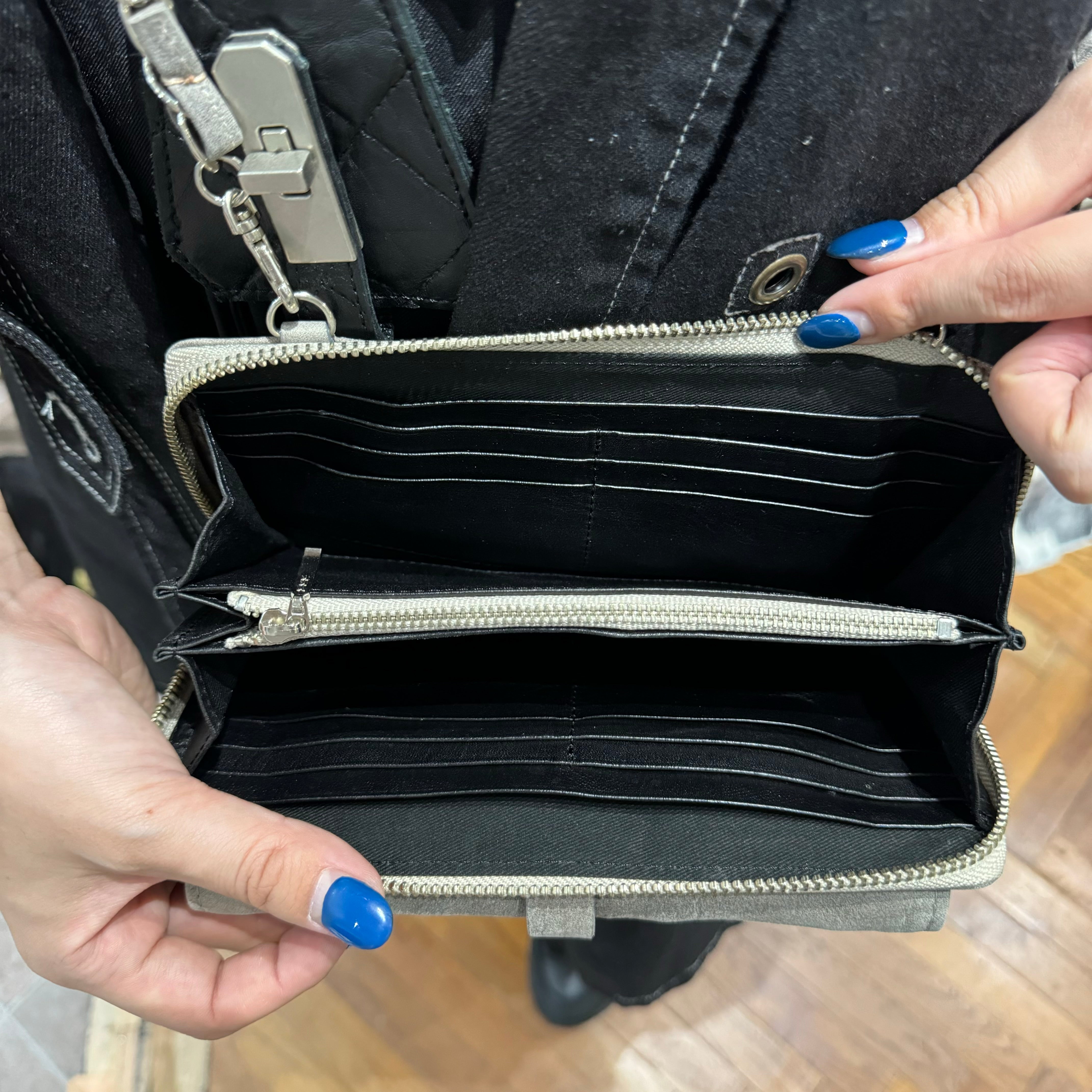 ⚠️予約【M.U.L.】 ウォレットショルダー　-エンボスグレージュ-　※R7. 6月末納品予定