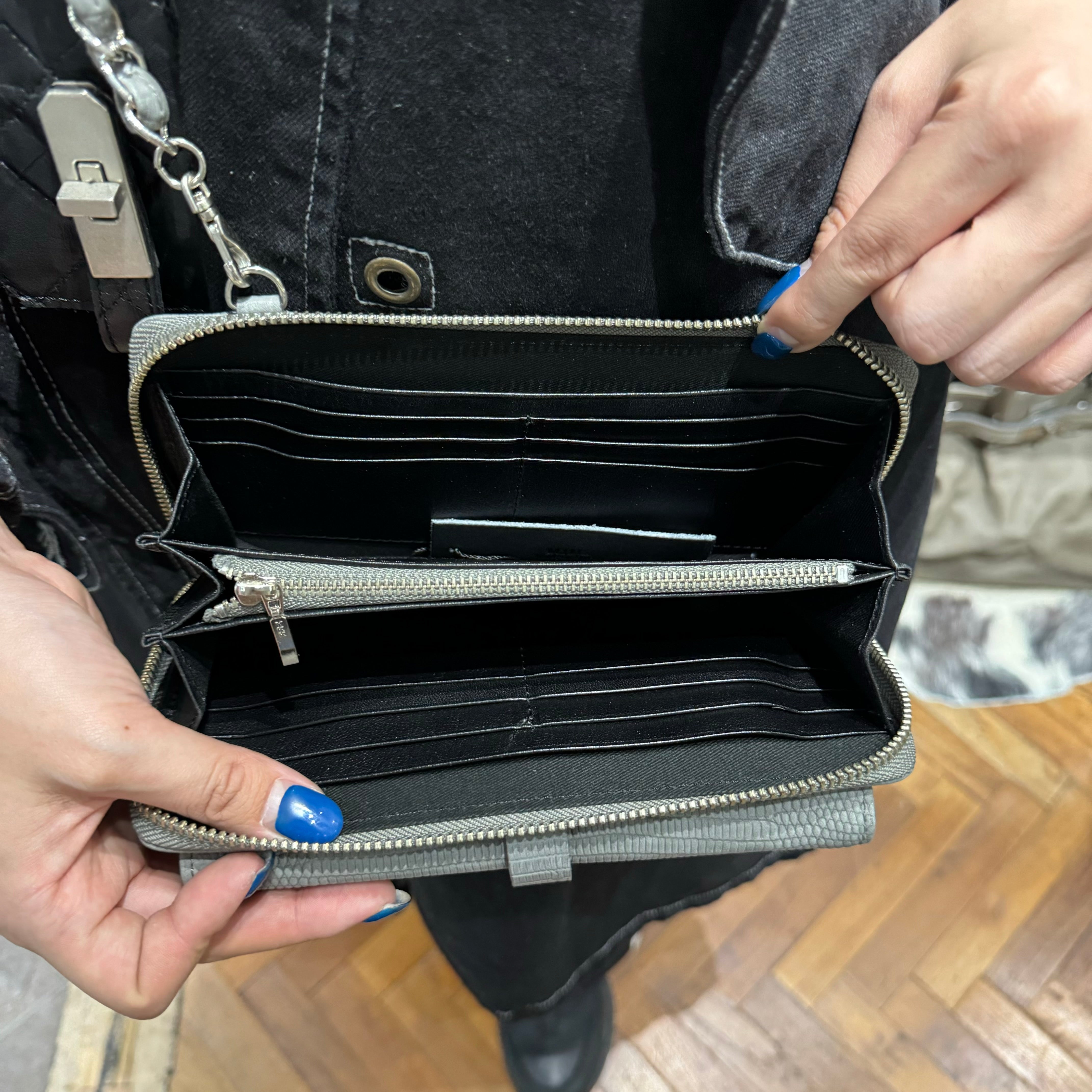 ⚠️予約【M.U.L.】 ウォレットショルダー　シボ型押　 アイスグレー-　※R7. 6月末納品予定