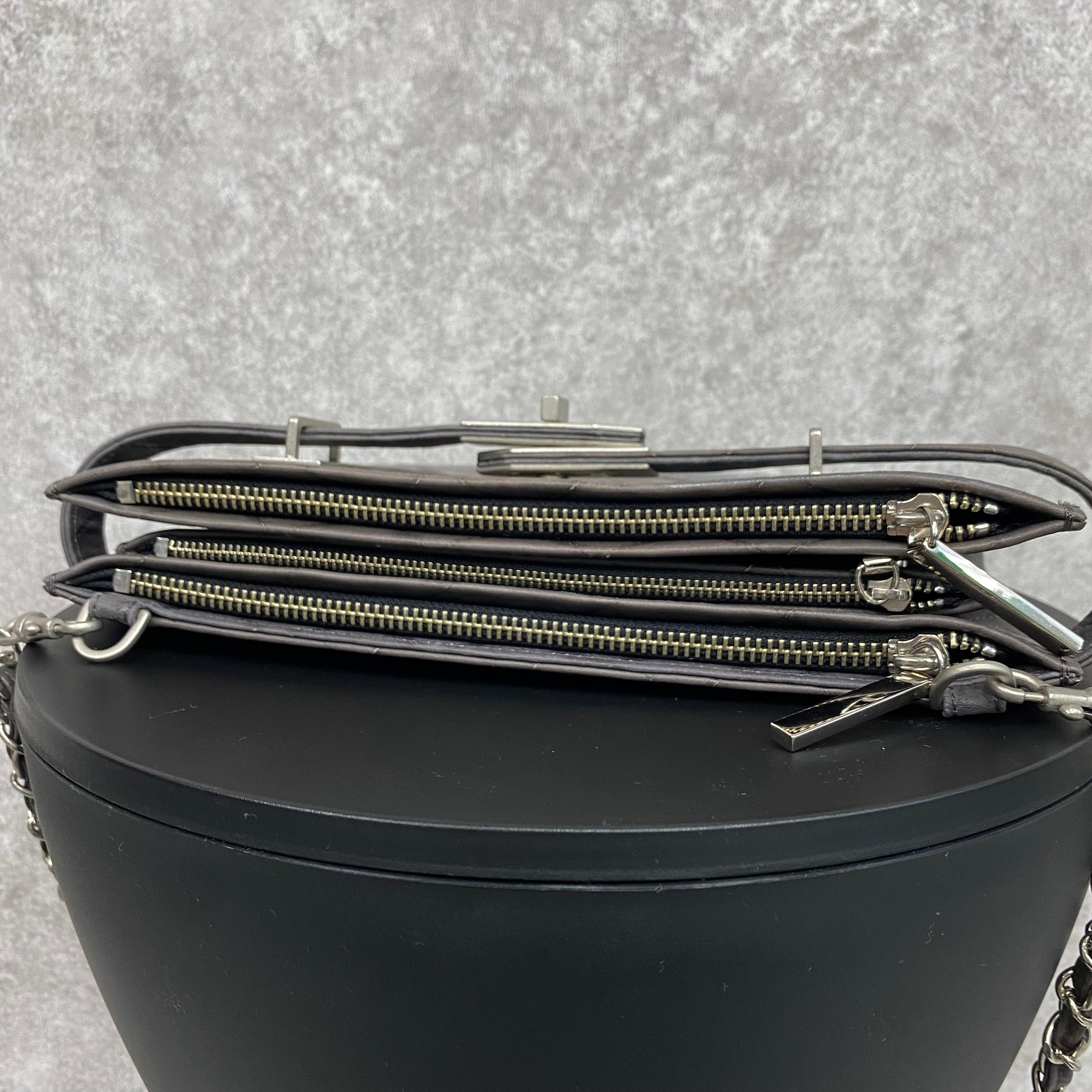 【MUL105-SL-4】レイヤードウォレットショルダー キルティング型押し(グレー) シルバーライン(左)　※10/29〜11/2より順次配送