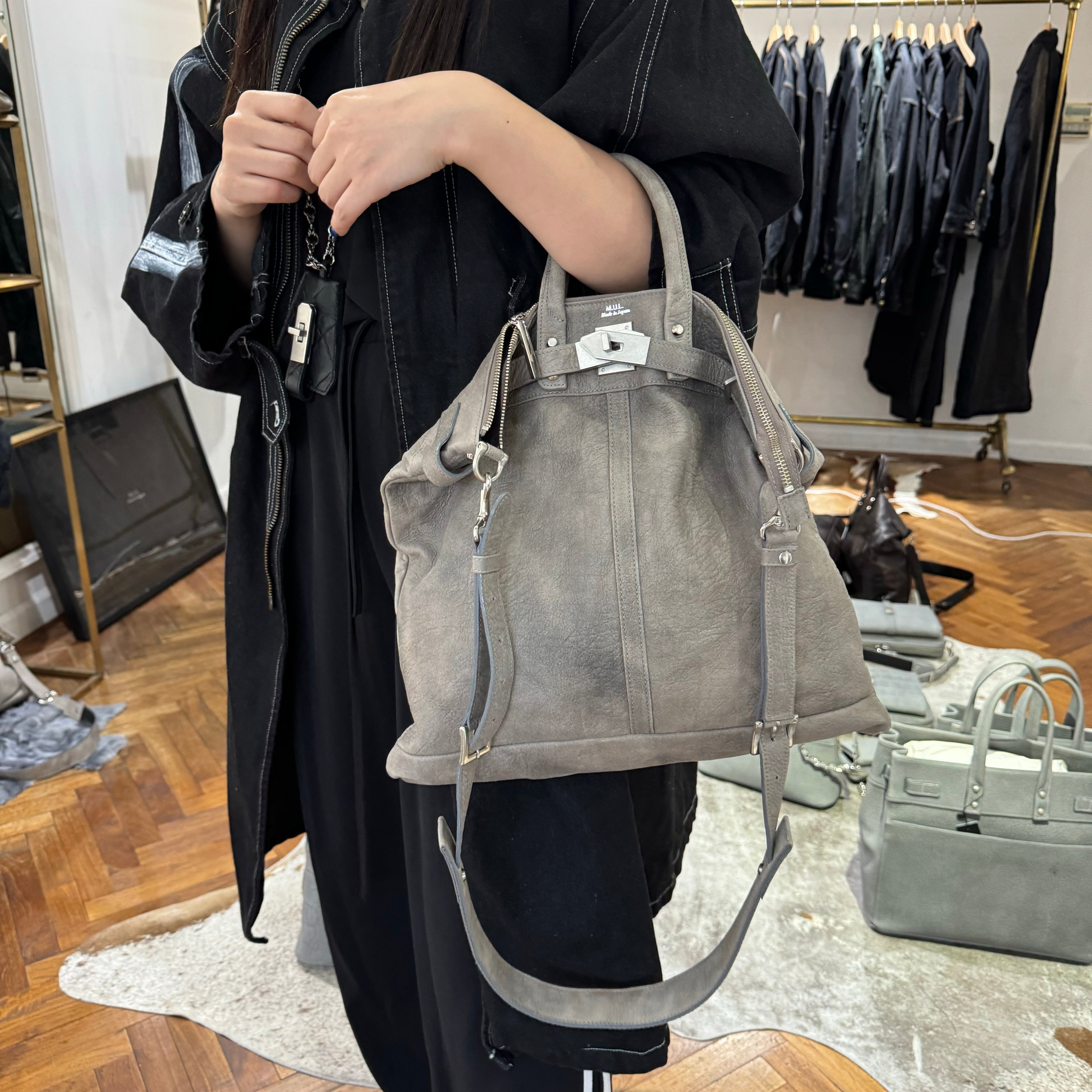 ⚠️予約【M.U.L.】stud series ヘルメットバック　-エンボス グレージュ-  　※R7. 6月末納品予定