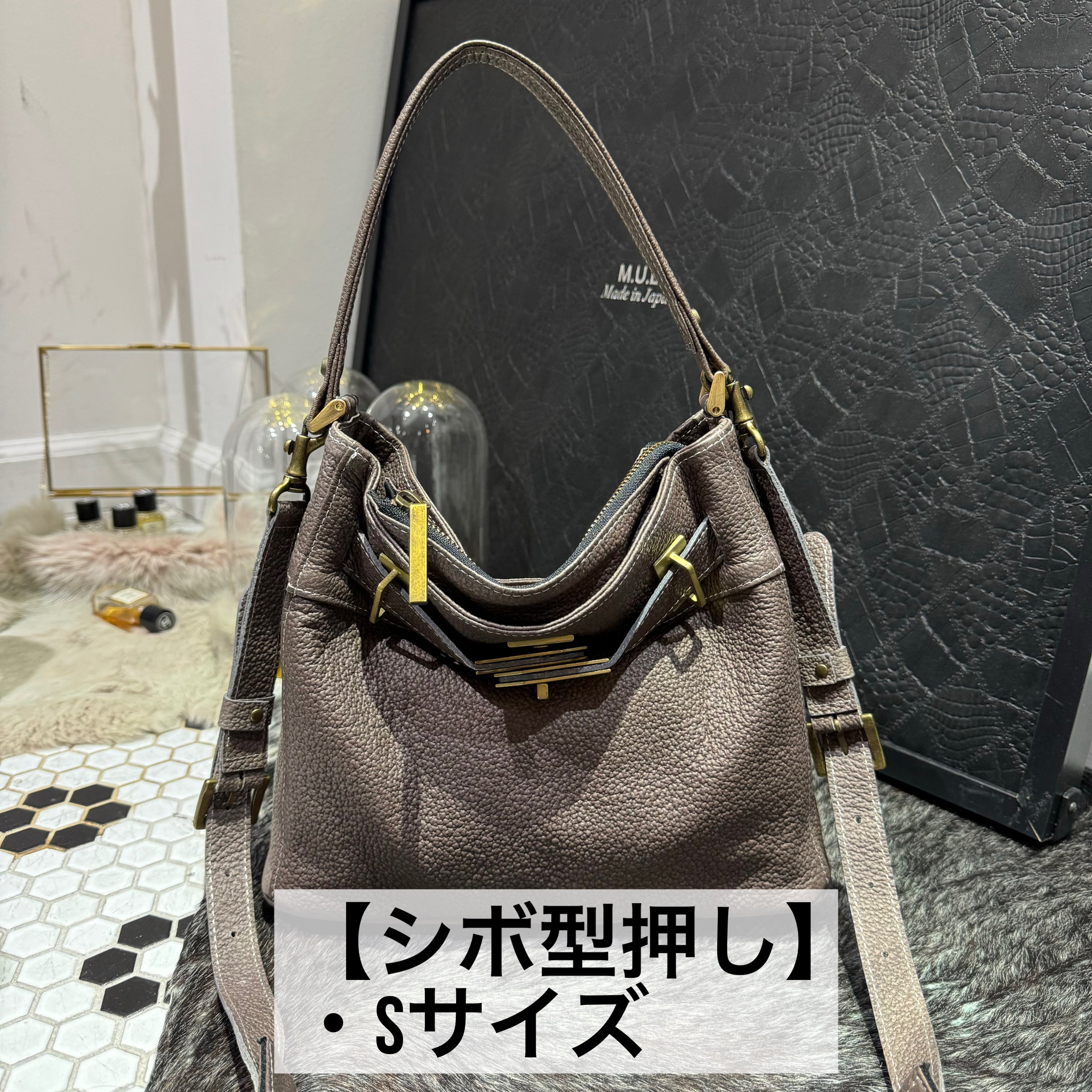 ⚠️予約【M.U.L.】ワンハンドル2wayショルダー　シボ型押し　マットゴールド金具　 -ダークグレージュ-  ※キーストラップは別売りになります。　※R7. 6月末納品予定