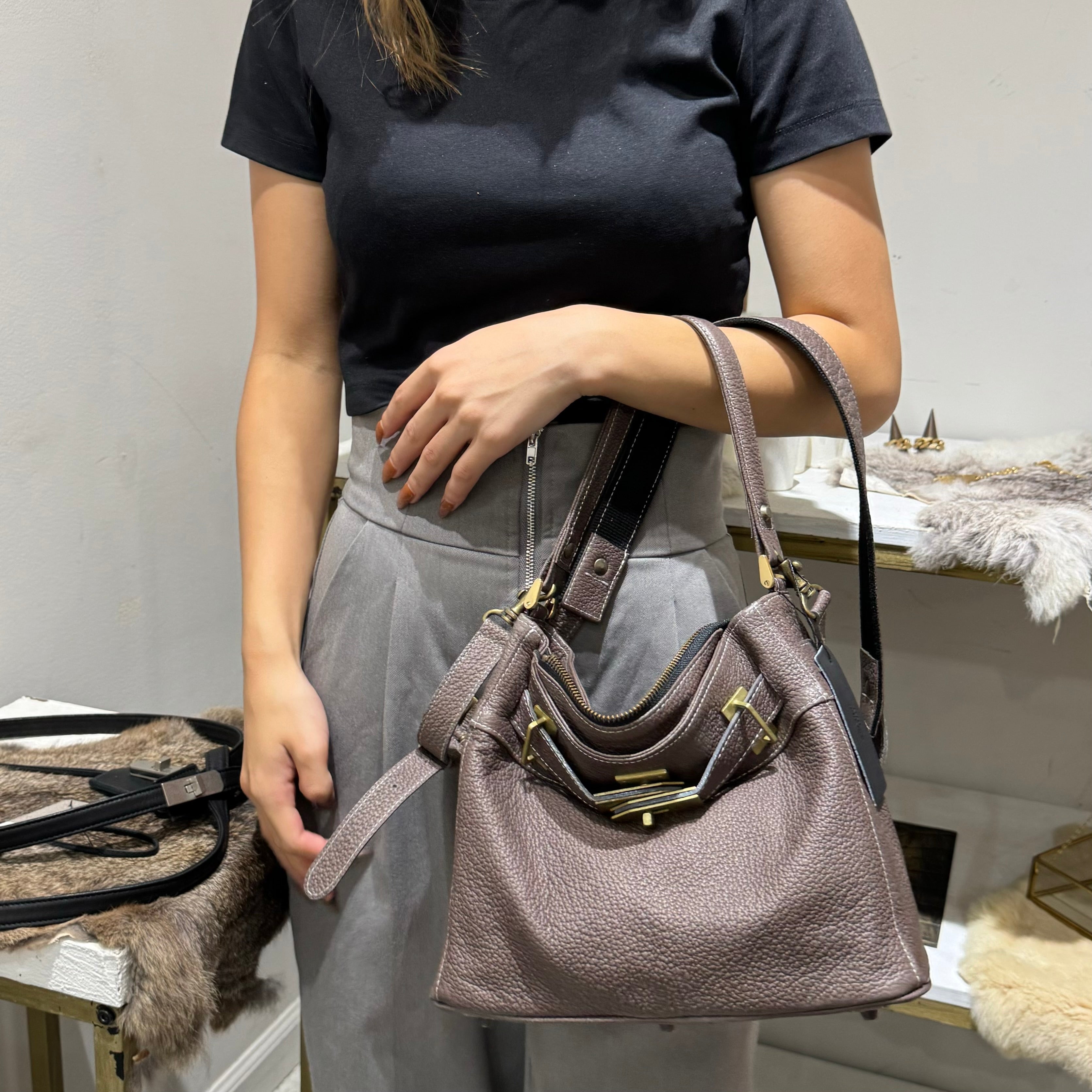 ⚠️予約【M.U.L.】ワンハンドル2wayショルダー　シボ型押し　マットゴールド金具　 -ダークグレージュ-  ※キーストラップは別売りになります。　※R7. 6月末納品予定